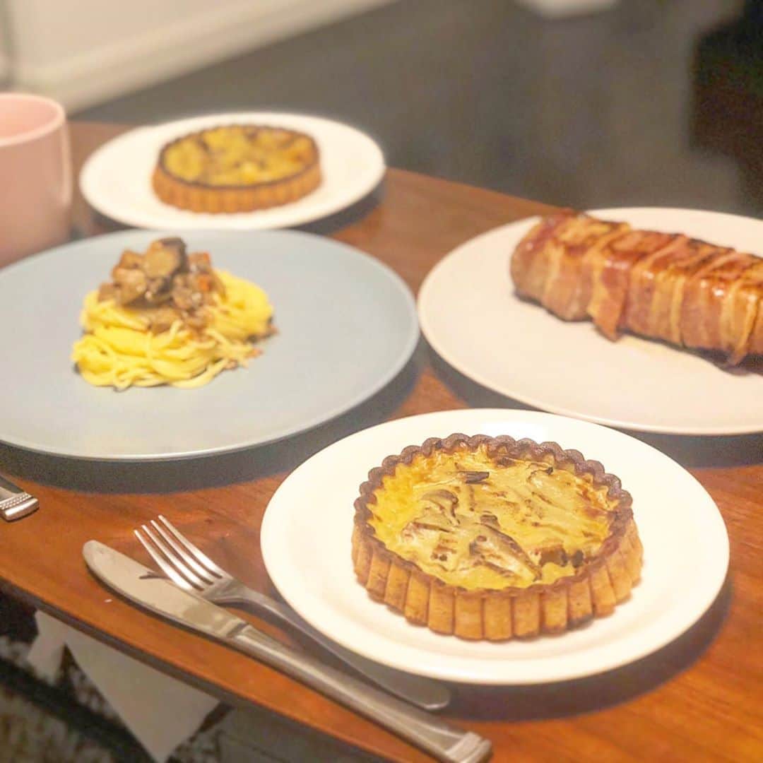 菊池かなこのインスタグラム：「. 神田のフレンチバル @chamveil でフレンチのフルコースお取り寄せ🇫🇷 . 自宅で本格的なフルコースが楽しめる✨ . 🍽コース内容🍽 ・フレンチ風なめ茸 ・牛蒡のキッシュ　～小僧風　 ・秋を楽しむパテ　 ・固めの栗のプリン　 . "秋の味覚を楽しむコース" . 椎茸たっぷりのなめ茸、 ご飯にかけても絶対美味しそうだったけど、 今回はパスタで🍝秋の味が最高🍄  真空パックで届くので、 そのまま5日間または 冷凍して2週間美味しくいただけます✨ . . ୨୧┈┈┈┈┈┈┈┈┈┈┈┈┈┈┈┈┈୨୧ #おうちじかん#おうち時間#おうちフレンチ #フルコース#おうちカフェおうちご飯  #フレンチバル #フレンチレストラン #お取り寄せグルメ #pr #chamveil #いつでもchamveil #神田グルメ #フランス料理 #神田 #神田ランチ #ウーバーイーツ #ubereats#グルメ女子#グルメ好きな人と繋がりたい #東京カレンダー#東カレ倶楽部」
