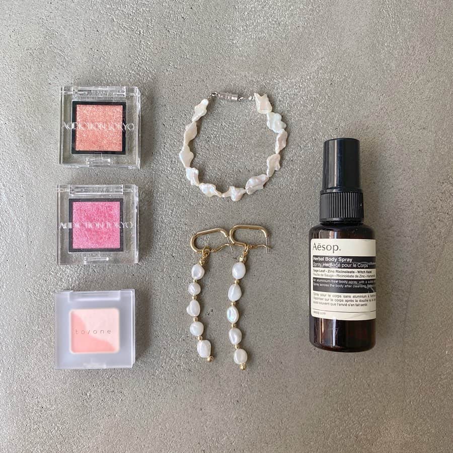 松田 美奈子のインスタグラム：「@toonecosmetics のアイシャドウ絶妙カラーでお気に入りです🧚🏻 . コスメもナチュラル& オーガニックのものをいろいろ試し中なので、いいものがあればご紹介しようと思います🌿 #aesop#addiction #onetone#toone #toonecosmetics」