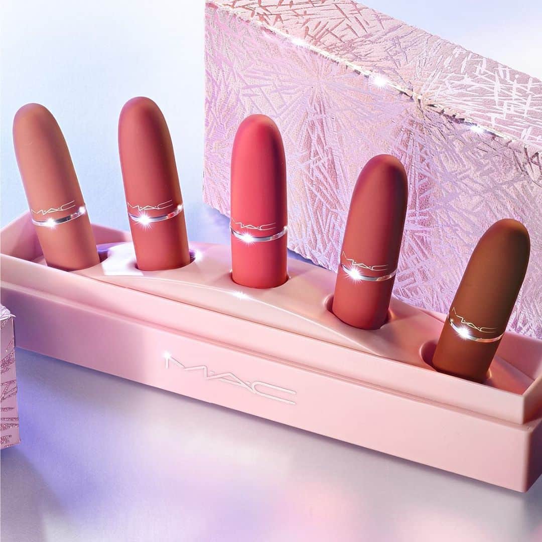 M∙A∙C Cosmetics Japanのインスタグラム：「【11/2(月) 公式オンラインショップ限定発売】 霧がかったようなミスティマットなリップに仕上げる「パウダー キス リップスティック」から、人気の5色をセットした限定キットが登場✨ カラーとスウォッチはスワイプしてチェック👉💕  ㅤ ■ショーストッパー パウダー キス リップスティック × 5 キット (税込11,000円)  ㅤ ＜カラー説明＞ ☑︎マル イット オーバー（ピーチ） ☑︎ステイ キュリアス（ピンキー レッド） ☑︎フォール イン ラブ（フューシャ） ☑︎ワーク, ワーク, ワーク（クール レッド） ☑︎デボーテッド トゥ チリ（ブリック レッド） ㅤ #MACFrostedFirework #MACクリスマスコフレ2020#MACHoliday #MACCosmeticsJapan #MACCosmetics #MAC #MACコスメ #マックコスメ #コスメ#コスメ紹介#コスメ好き#コスメレポ #化粧品 #デパコス #コスメ部 #コスメマニア#トレンドメイク #クリスマスコフレ#限定コスメ#限定品#限定#MACリップ#リップ#リップメイク#リップスティック#リップケア#ボリューム#ぷっくり#リップマニア」