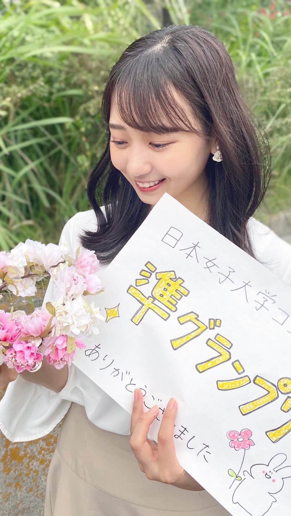 大場あゆみのインスタグラム：「10月もあと3日！﻿ ﻿ ということで、最後にありがとうの気持ちを込めて10月の誕生花まとめです💐﻿  まだ数週間しか経っていないはずなのに﻿ 何だかすごく懐かしい気持ちでこのリールを作っていました😢✨﻿ ﻿ 動画の最後に少し映っているのですが、﻿ 今まで描いた誕生花を並べていたら我が家のリビングの床を全部覆ってしまったんです､､､！﻿ (実はこの2ヶ月半でスケッチブック1冊半と名前ペン3本消費しています😳🖊📒)﻿ ﻿ 大好きな植物と得意なイラストの2つの要素が詰まったこの企画、今ミスコンテスト期間を終えて改めて「本当に楽しかったな！」「やって良かったな！」って感じています🌷﻿ ﻿ こんな自己満足企画を好きだと言ってくださった皆様本当にありがとうございました！🥳﻿ ﻿ #今日の誕生花 #誕生花 #花 #ありがとう #ありがとうございました」