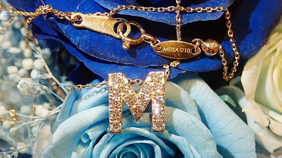 𝐇𝐈𝐍𝐀𝐊𝐎さんのインスタグラム写真 - (𝐇𝐈𝐍𝐀𝐊𝐎Instagram)「・ 💎💎💎 イニシャルネックレス【M】 オーダー誠にありがとうございます🙇‍♀️✨ ・ 娘様へのお誕生日プレゼントに🥰✨ 記念に残る本当に素敵なプレゼントです🥺❣️ 納期も間に合い、サプライズ成功も嬉しいです💎 Mのボリューム感も美しいです✨✨　 ・ 素敵なお客様に出会えて幸せです🙇‍♀️ もし何か不具合等あればお申し付けください🥰 今後ともよろしくお願いします✨💎 ・ ・ ・ #イニシャルネックレス #オーダーメイドジュエリー  #お誕生日プレゼント  #10歳誕生日  ・ 💎💎💎」10月29日 20時57分 - loveis_tokyo