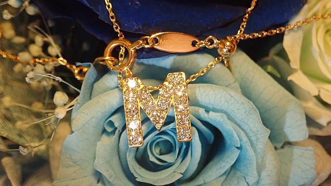 𝐇𝐈𝐍𝐀𝐊𝐎さんのインスタグラム写真 - (𝐇𝐈𝐍𝐀𝐊𝐎Instagram)「・ 💎💎💎 イニシャルネックレス【M】 オーダー誠にありがとうございます🙇‍♀️✨ ・ 娘様へのお誕生日プレゼントに🥰✨ 記念に残る本当に素敵なプレゼントです🥺❣️ 納期も間に合い、サプライズ成功も嬉しいです💎 Mのボリューム感も美しいです✨✨　 ・ 素敵なお客様に出会えて幸せです🙇‍♀️ もし何か不具合等あればお申し付けください🥰 今後ともよろしくお願いします✨💎 ・ ・ ・ #イニシャルネックレス #オーダーメイドジュエリー  #お誕生日プレゼント  #10歳誕生日  ・ 💎💎💎」10月29日 20時57分 - loveis_tokyo