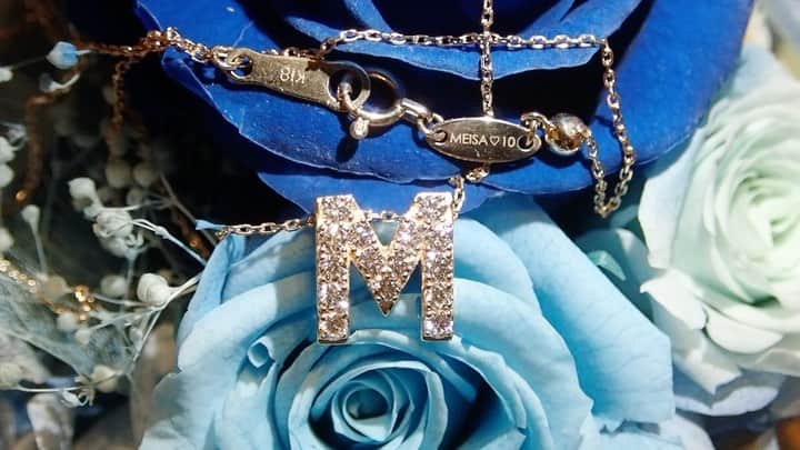 𝐇𝐈𝐍𝐀𝐊𝐎のインスタグラム：「・ 💎💎💎 イニシャルネックレス【M】 オーダー誠にありがとうございます🙇‍♀️✨ ・ 娘様へのお誕生日プレゼントに🥰✨ 記念に残る本当に素敵なプレゼントです🥺❣️ 納期も間に合い、サプライズ成功も嬉しいです💎 Mのボリューム感も美しいです✨✨　 ・ 素敵なお客様に出会えて幸せです🙇‍♀️ もし何か不具合等あればお申し付けください🥰 今後ともよろしくお願いします✨💎 ・ ・ ・ #イニシャルネックレス #オーダーメイドジュエリー  #お誕生日プレゼント  #10歳誕生日  ・ 💎💎💎」