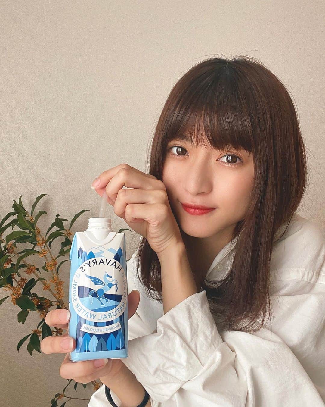 谷口萌衣子のインスタグラム：「健康法その① 一年中お水を飲む！ 最近美容投稿してなかったけど、ちょっと語ります🤏笑  4年ぐらい毎日沢山飲むようになって やっぱり体質が変わった気がします。 何より余分なものが入ってないし、やすい！！！←大事  元々インナードライで、外からの保湿って手間もかかるし... 内側から改善していこうと思って お水を飲むようになりました◎  phにこだわればガン予防にもなるし、 色んな土地の天然水を試したり 結構こだわると楽しいのですよ〜！  それにお水はエコなパッケージも多い🌱  @havarys_official さんは脱プラに着目した 紙パック入りのミネラルウォーターを推奨されています 飲みやすくてパッケージも素敵ですよ◎  #ハバリーズ #havarys #紙パックウォーター #紙パックミネラルウォーター #ミネラルウォーター #サステナブル #SDGs #脱プラ #PR」