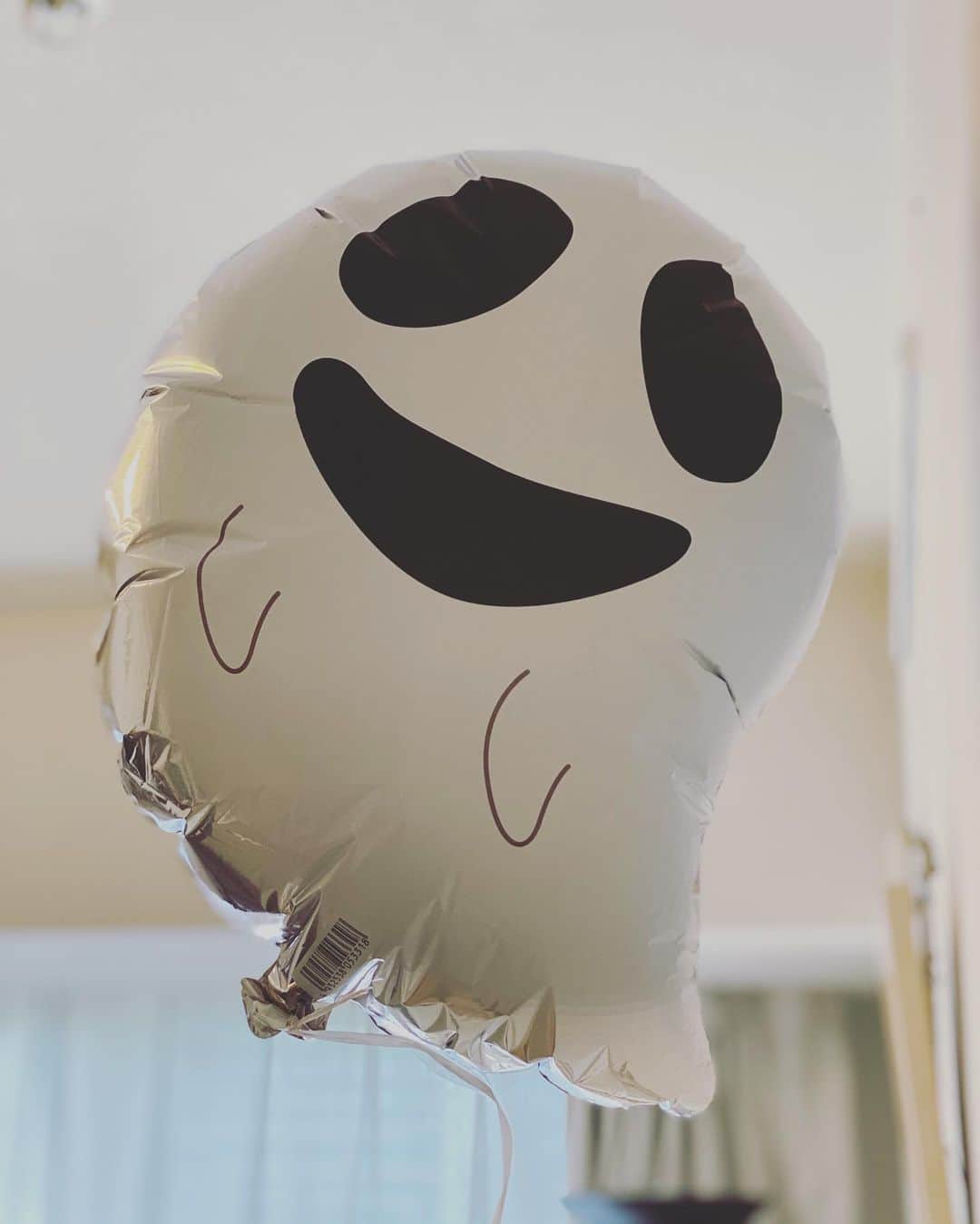 のインスタグラム：「遅いけど少し家をHalloween仕様に🎃 30%オフ見ちゃうと買っちゃうね👻 #海保知里 #ハロウィンバルーン #ハロウィーン飾り  #ハロウィン飾り #halloween2020」
