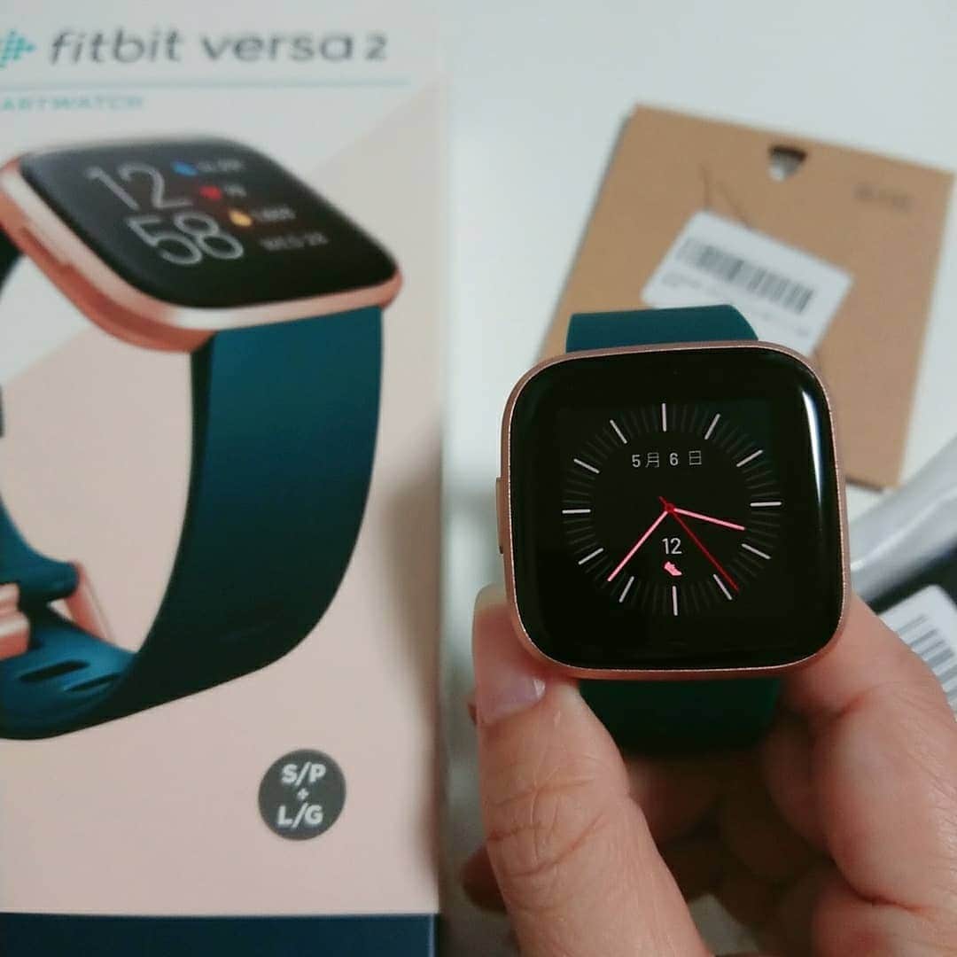 Fitbit Japanさんのインスタグラム写真 - (Fitbit JapanInstagram)「エメラルド色の #FitbitVersa2 をお使いいただいている @rika.y1014 さんは「朝起きて睡眠スコアを見るのが楽しい」そう 👀💓  Versa2は心拍数や睡眠時間、寝返りを繰り返す状態、呼吸などのデータに基づいて、睡眠スコアを表示してくれるよ！」10月29日 20時59分 - fitbitjp