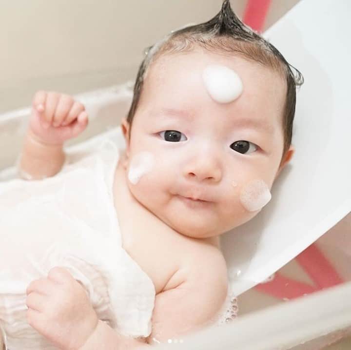 Stokke Japanさんのインスタグラム写真 - (Stokke JapanInstagram)「はじめての気持ちいいおふろに、ストッケのフレキシバスはいかがでしょうか。新生児を乗せて支える「ニューボーンサポート」を使えば、初めてのママもパパもより安心して沐浴ができますよ。ついついこんなかわいい髪型にしたくなっちゃうかも👶🌷⠀ ⠀ @nico_nico_desu⠀ #ストッケ #フレキシバス #ベビーバス #折りたためるベビーバス #沐浴 #新生児 #新生児のいる生活 #出産準備 #出産準備品 #令和2年ベビー #2020年11月出産予定 #2020年12月出産予定 #マタニティライフ #プレママライフ #臨月 #妊娠9ヶ月」10月29日 21時00分 - stokkejapan