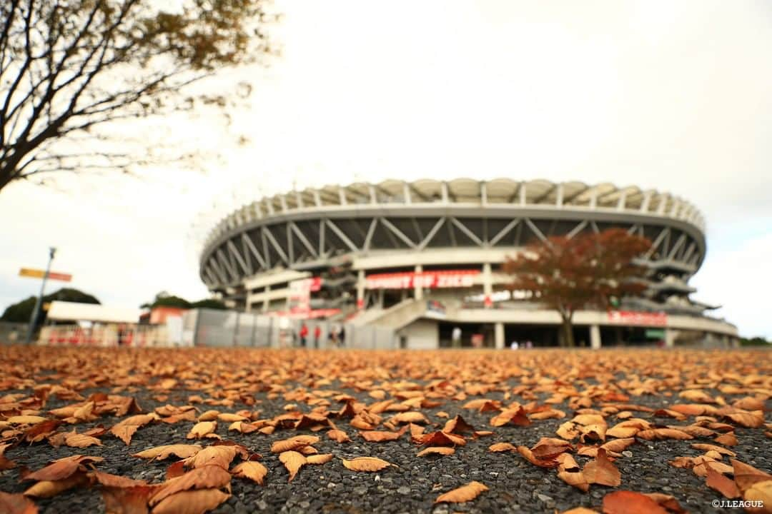 Ｊリーグさんのインスタグラム写真 - (ＪリーグInstagram)「紅葉を身にまとったスタジアム🍁🏟✨  #Ｊリーグ﻿ #jleague  #県立カシマサッカースタジアム #スタジアム #🏟﻿ #景色 #夕焼け #夕暮れ時﻿ #夕焼け空 #夕影 #夕日 ﻿ #夕焼けハンター #夕焼け雲 #ダレカニミセタイソラ﻿ #ダレカニミセタイケシキ﻿ #ダレカニミセタイフウケイ﻿ #ベストショット #bestshot﻿ #ナイスショット #niceshot﻿ #オフショット #offshot ﻿ #soccer #football #⚽️﻿ #soccerphoto #soccerphotography﻿ #soccerpics」10月29日 21時00分 - jleaguejp