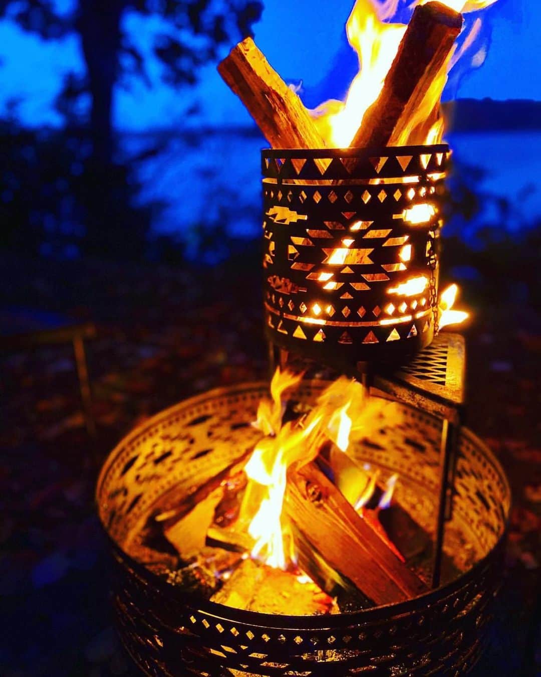 CAMP_HACKさんのインスタグラム写真 - (CAMP_HACKInstagram)「焚き火のビジュアルを盛り上げてくれるのサンゾクマウンテンの焚き火台。サイズ違いの「マウンコル」と「マウンコス」2台使えば雰囲気抜群です！  . . from CAMP HACK . CAMP HACKであなたのキャンプライフを取材します！ 『#camphack取材』を付けて投稿！ . Photo by @jambo_matsuo さん . #camp #camping #camphack #outdoorlife #outdoor #trip #travel #japan #followme #weekend #travelling #outdoorgirl #family #familytrip #キャンプ #アウトドア #キャンプ道具 #キャンプ初心者 #家族 #外遊び #自然 #キャンプ場 #お出かけ」10月29日 21時00分 - camp_hack