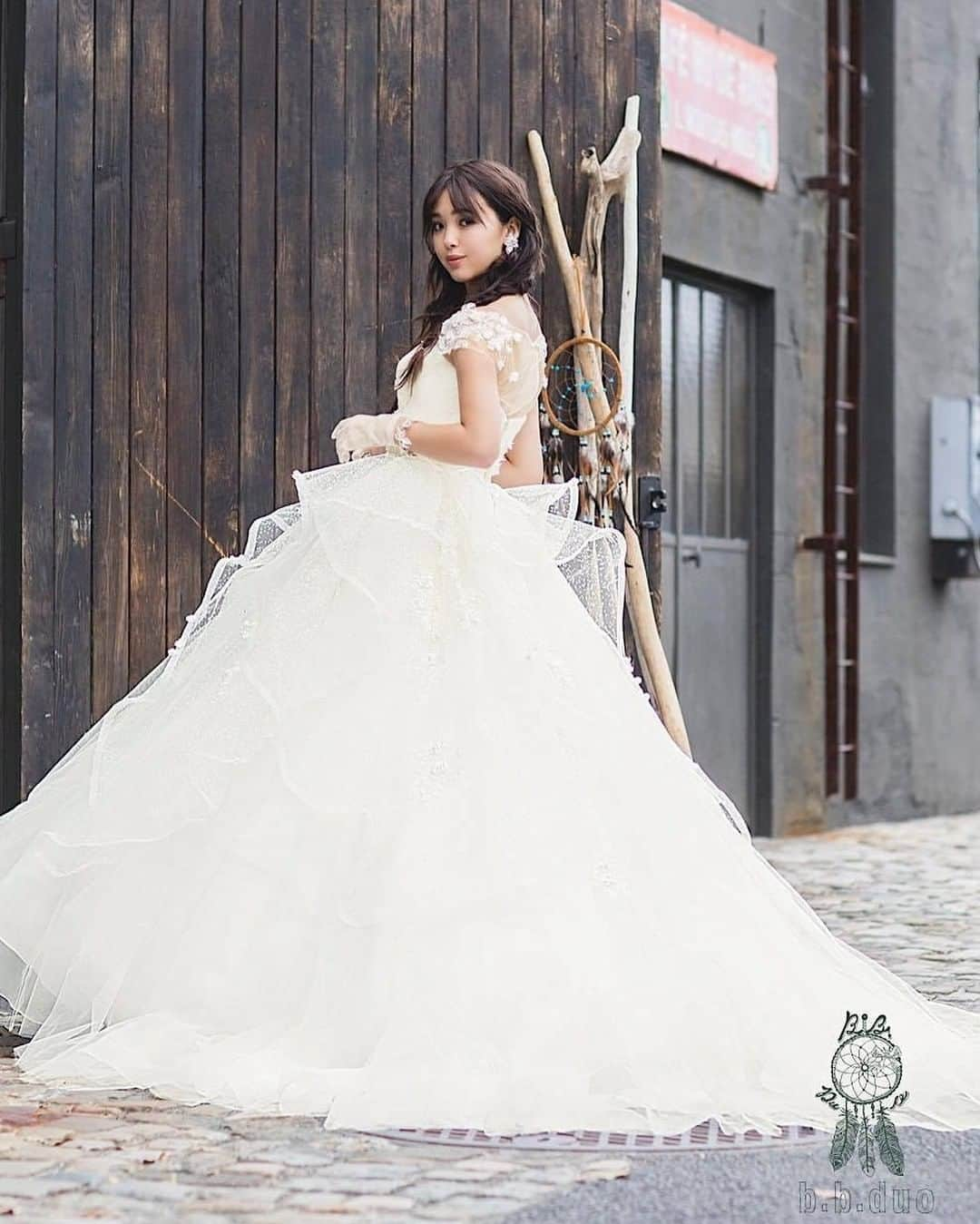 ♡プラコレWedding·⋆*さんのインスタグラム写真 - (♡プラコレWedding·⋆*Instagram)「@placolewedding【#DRESSY花嫁 】【#プラコレ】をつけて投稿&フォローしてね♩ . ＝＝＝＝＝＝＝＝ . 大人気モデルの#藤田ニコル〈@2525nicole2〉さんが デザインを監修している『b.b.duo』👼✨ . 「結婚式だからといって 張り切りすぎないこなれたスタイルに…」 という思いが込められているんです💕 トレンドのレインボードレスのも BOHOスタイル✨なら 甘くなりすぎずお洒落なコーディネートに🌈 . ---------------------- 👗：b.b.duo @mariarosa_wedding_official . ＝＝＝＝＝＝＝＝ 『#DRESSY花嫁』『#プラコレ』の ハッシュタグをつけて写真をUPしてね✦ 花嫁アプリ『DRESSY by プラコレ』の 記事に掲載＆リグラムされるかも♩ . みなさまからのいいねや保存 コメントをお待ちしています♥ 「このウェディングドレス可愛い！」 「ヘアスタイルも気になる！！」 「今の花嫁さんの流行りは！？」etc. . ＝＝＝＝＝＝＝＝ 花嫁アプリでは、 プロのアドバイザーに結婚式の相談を何度でも♡ ウェディングドレスの記事や、 自分のウェディングレポを残せちゃう♡” . ＞＞＞TOPのURLからcheck ⋈ @placolewedding ＞＞＞結婚のご相談は プラコレウェディングアドバイザーへ♡ @wedding_adviser ＞＞＞ウェディングレポを残したいなら、 farny by プラコレをcheck ✎ @farny_wedding ＞＞＞ウェディングアイデア＆DIYは ドレシーアイデアcheck ❁ @dressy_idea >>>素敵なドレスに出会いたい花嫁さま♡ @dressyonline_をcheck . ＝＝＝＝＝＝＝＝＝＝＝＝＝＝＝＝ . #プレ花嫁 #卒花 #花嫁 #卒花嫁 #結婚 #結婚式 #結婚準備 #花嫁準備 #weddingtbt #花嫁コーディネート #試着レポ #farnyレポ #2020冬婚 #2020秋婚 #2021春婚 #お色直し #再入場 #披露宴 #大人花嫁 #ウェディングドレス #カラードレス #ピンクドレス #ドレス迷子 #カラードレス #藤田ニコル」10月29日 21時00分 - placole_dressy