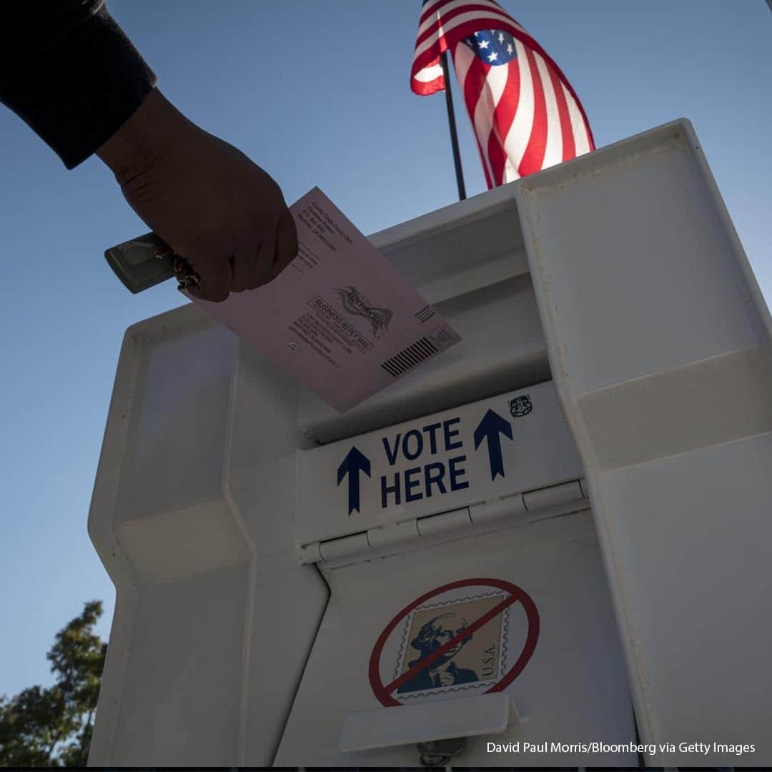 ABC Newsさんのインスタグラム写真 - (ABC NewsInstagram)「A voter drops an early voting ballot into a collection box at the Contra Costa County Clerk Office in Martinez, California, U.S. Over 59 million people have cast ballots in-person at early voting centers or by mail, according to the U.S. Elections Project. #election2020 #california #ballots #voting #politics #usa」10月29日 21時00分 - abcnews