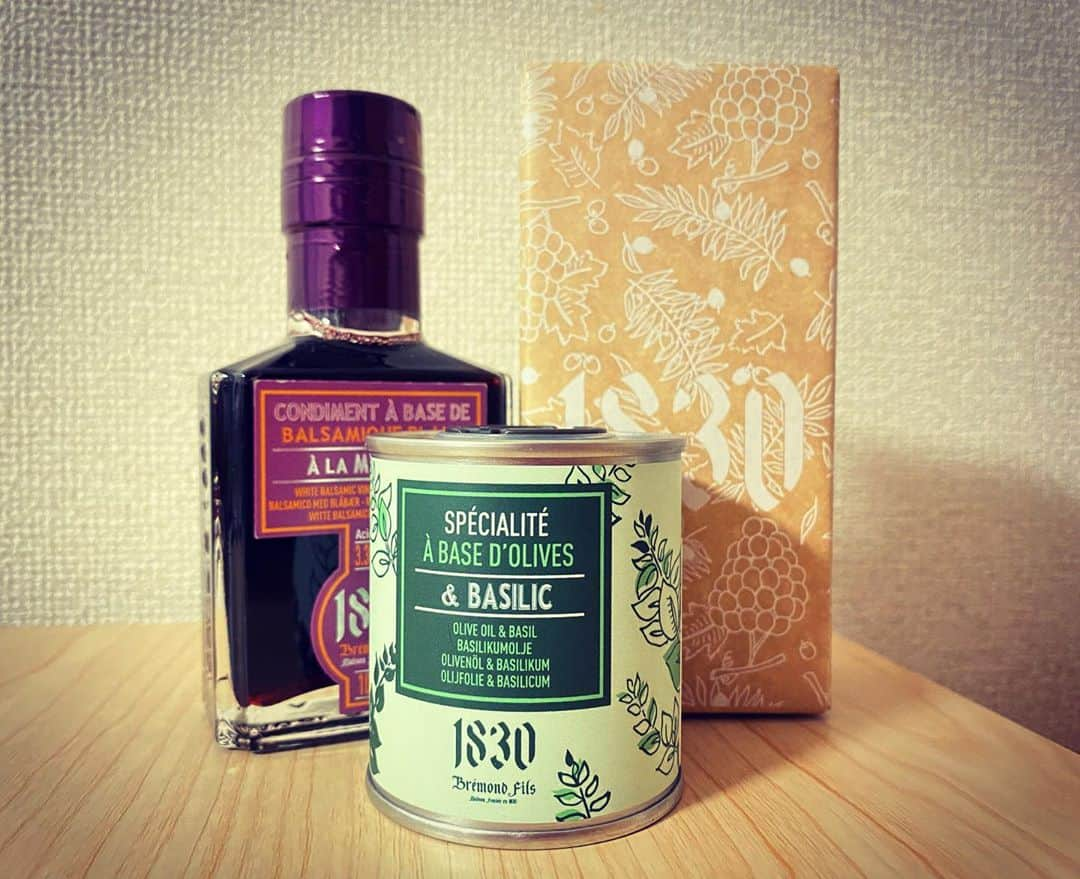 溝渕雄志のインスタグラム：「新加入です。ありがとうございます🇫🇷 「Maison Brémond 1830」 @maisonbremond1830_jp  オリーブオイル バジル バルサミコ ブルーベリー  サラダのドレッシングとして。 お肉のソースとして。 華やかで奥深い味なので、少量の使用で楽しめるのも嬉しいところ😋 見た目がお洒落なのも良い👌  次はバルサミコを炭酸水で割って飲んでみようかな。。 #maisonbremond1830 #olieveoil #basilico #balsamicvinegar #blueberry」