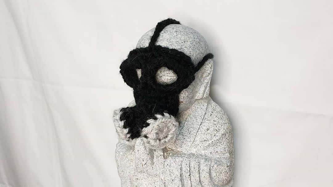 アイパー滝沢さんのインスタグラム写真 - (アイパー滝沢Instagram)「『お地蔵さんシリーズ⑭』 今回は【ガスマスク】です。 お地蔵さんとガスマスク。メッセージ性の強い作品になりました。どうやらバンクシーと同じセンスを持ってるみたいです。ホゥ。 ※お地蔵さん被り物WS開催希望してます。遊び心ある神仏関係者さん宜しくお願いします。 #knitting #Crochet #handmade #gasmask #ハマナカ毛糸 #ボニー #ガスマスク #お地蔵さんシリーズ #Jizo_art #かぎ針編み #アイパー #バンクシー #Banksy #アイパシー」10月29日 21時11分 - t.aipa