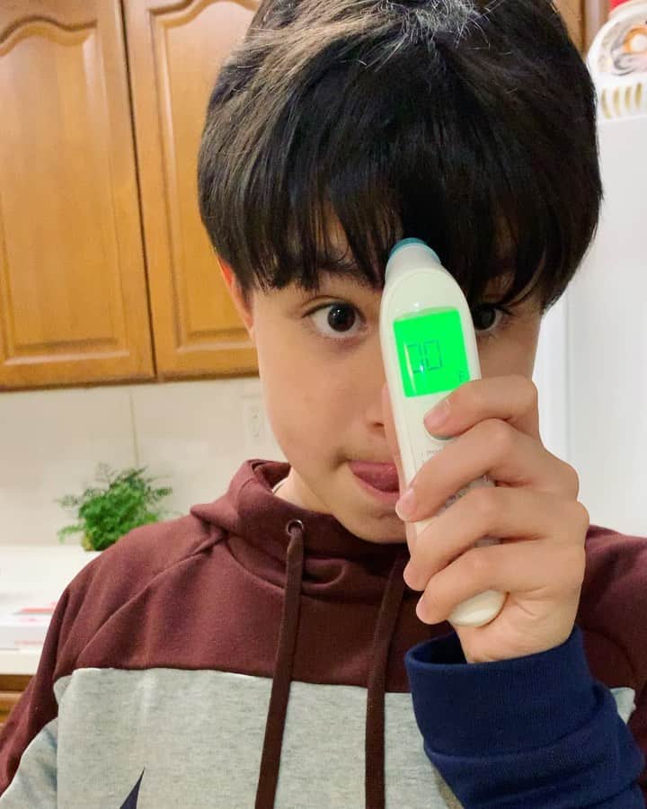 バイリンガル3兄妹のインスタグラム：「夕方 なんか体があったかい気がするって自己申告してきて測ったら37.5℃  滅多に風邪もひかない健康優良児が 微熱。  夜ご飯食べてからまた測ったら 99.1℉ ＝37.3℃  普段36.3℃位だから少しあったかい。  この時期の発熱は怖いよ ただの風邪ですように。  とりあえず味覚嗅覚はばっちりらしい👌 そして本人めちゃくちゃ元気  #熱測る時もベロ出ちゃう系男子」
