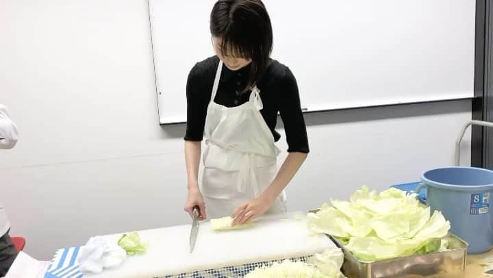 池間夏海のインスタグラム：「. キャベツの千切り練習をする池間。 練習1日目で指を切るぐらい ほんと全然出来なかったのに なんとか人並みには出来る様になった頃です  キャベツ刻みながら ビートも刻んでた📀🕺🏻  #とんかつdjアゲ太郎  #明日公開  #キャベツの千切り  #勝又ころも」