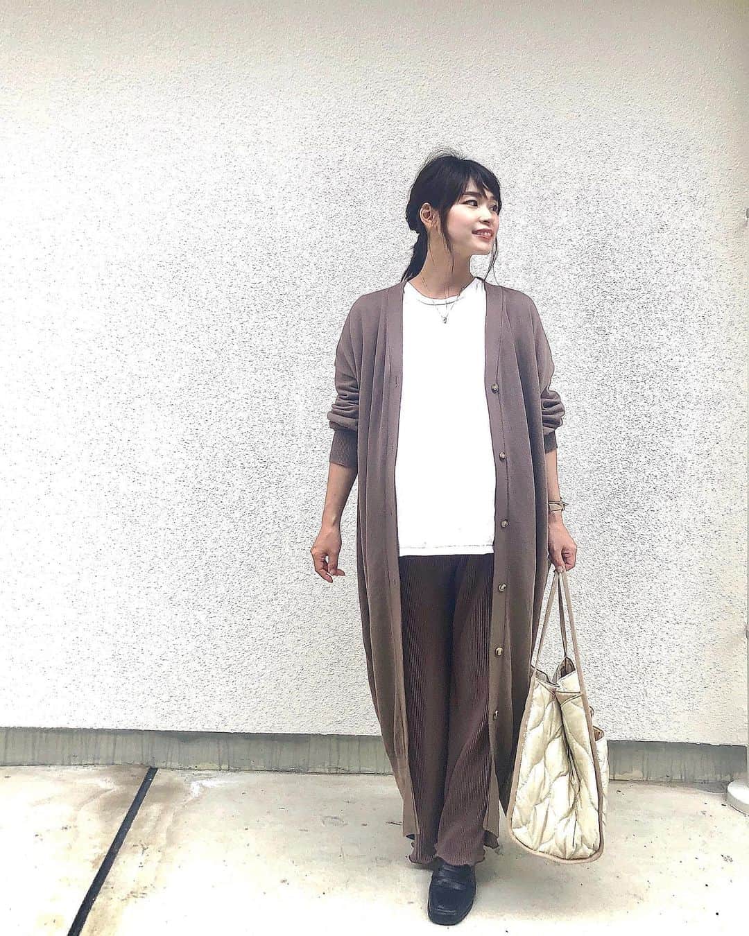 三佐和あやのインスタグラム：「今日から38週突入〜 産まれるまであと14日❣️﻿ ﻿ #code﻿ cardigan/ Cut and sew ... @titivatejp  pleats pants ... @asknowaspinky  shoes ... @sappun_japan  Bag ... @neuna_official  ﻿ ﻿ @sappun_japan のエナメルシューズが 履きやすくて パンツでもスカートでも コーデしまくり😋﻿ ﻿ ﻿ #秋コーデ #きょコ #いつコ #シンプルコーデ #大人カジュアル #ママコーデ #ママバッグ #ママファッション #マタママ #臨月 #ファッション #お洒落 #バッグ #ブーツコーデ #fashion #ootd #大人女子 #アラサー #アラフォー #大人可愛い #ぷんにー #マタニティー #アラサーママ #30代コーデ」