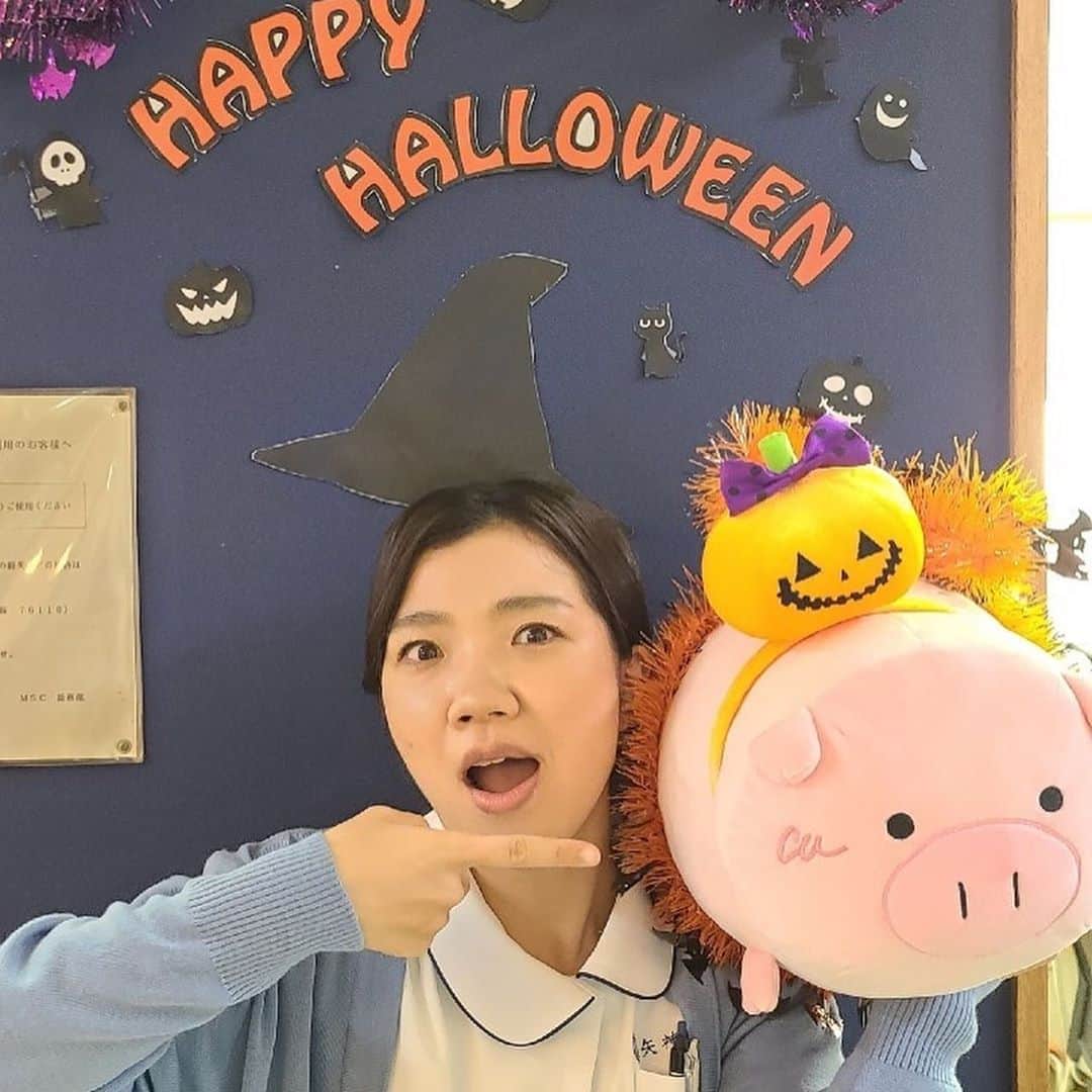 日曜劇場『危険なビーナス』【公式】のインスタグラム：「現場レポート　その32🐖🐖🐖 . . 4️⃣話の放送まであと3️⃣日‼️ . そして土曜日はHALLOWEEN🎃‼️ ということで… . ハロウィンに向けて 私もおめかし😍💕 . 今日はいつもシリアスな杏梨さんと一緒に HAPPYなお写真とっていただきました🤩 . . #日曜劇場 #危険なビーナス #東野圭吾 #ブーナス #ブルーナス #ブーナスの現場レポート #妻夫木聡 #吉高由里子 #ディーンフジオカ #染谷将太 #中村アン #堀田真由 #結木滉星 #福田麻貴 #3時のヒロイン #R指定 #CreepyNuts #麻生祐未 #坂井真紀 #安蘭けい #田口浩正 #池内万作 #栗田芳宏 #栗原英雄 #斉藤由貴 #戸田恵子 #小日向文世」