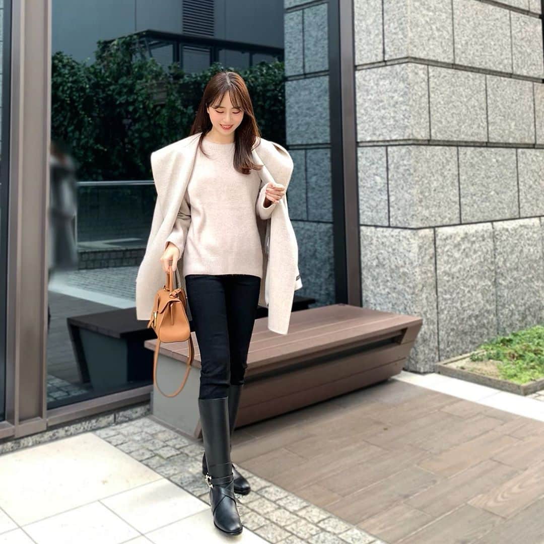 ハンナミのインスタグラム：「きのうの.🌛 去年のラクーンニット、すごくお気に入りで 今年も出番多くなりそう♡  フードショートコートは 明日21:00- 発売開始です ⏳🤎  coat, knit @eneu.official pants @uniqlo shoes @ferragamo bag @delvaux」