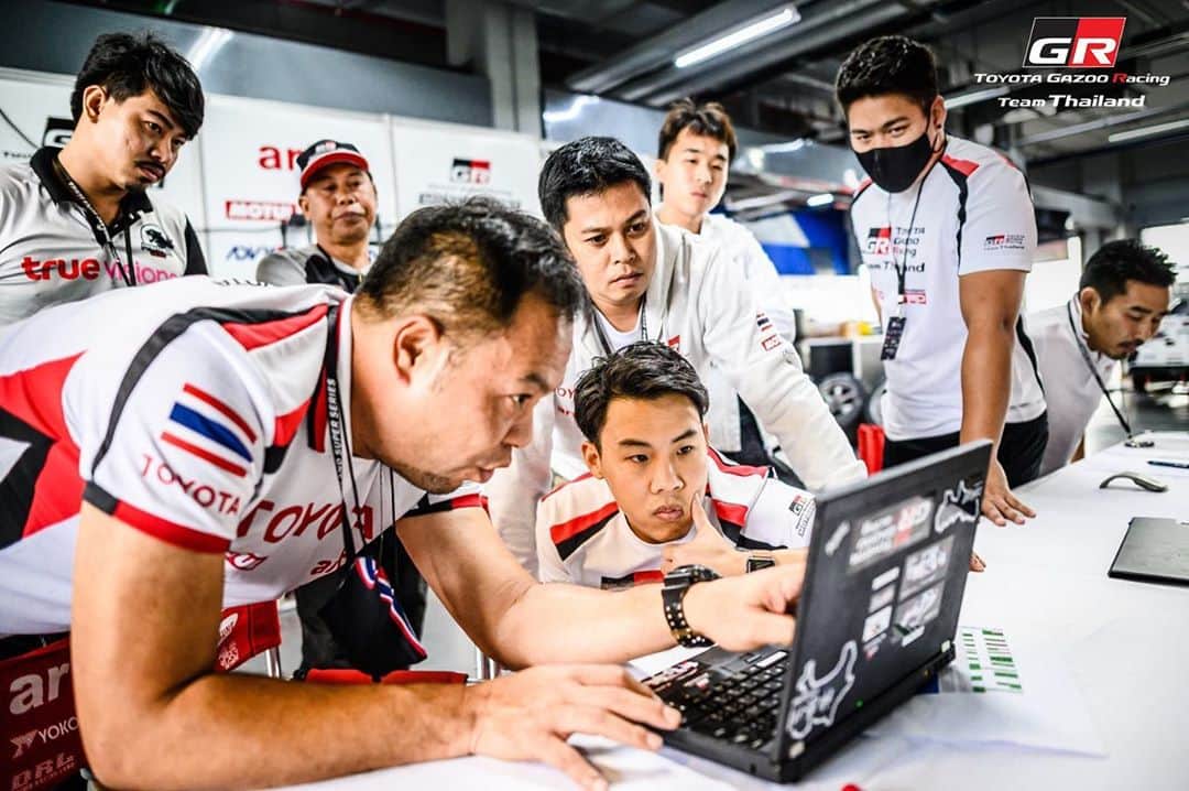 Toyota team thailandさんのインスタグラム写真 - (Toyota team thailandInstagram)「มันส์กันต่อกับรุ่นใหญ่ Thailand Super Series Event 1 (Race 1-2) กับ Toyota GR Supra รถสปอร์ตในตำนานกลับมาลงสนามแข่งอีกครั้ง วันที่ 30 ตุลาคม - 1 พฤศจิกายน นี้ Class: GTC Car: GR Supra 🚗Car No.19 - สุทธิพงศ์ สมิตชาติ (อาร์โต้) 🚗Car No.37 - มานัต กุละปาลานนท์ (ต้น) Class: GT3 Car: Lexus RC-F GT3 🚗Car No.19 - สุทธิพงศ์ สมิตชาติ (อาร์โต้) // มานัต กุละปาลานนท์ (ต้น) Class: GTM Car: Lexus RC-F GT3 🚗Car No.39 - ณัฐวุฒิ เจริญสุขะวัฒนะ (วัว) 🚗Car No.38 - ณัฐพงษ์  ห่อทองคำ (แมน) // อัครพงษ์ อัคนีนิโรธ (เอ็กซ์) #อยากเห็นคนไทยหัวใจมอเตอร์สปอร์ต #TeamWork #ThaiTeam #TOYOTAGazooRacingteamThailand #CheerThai #ThaiPride #ไม่เชียร์ไทยแล้วจะเชียร์ใคร #แข่งรถ #นักแข่ง #ทีมคนไทย #Car #RaceCar #LexusRCF #TOYOTA86 #SuperCar #CHR #Supra #Corolla #GR #TGR #GazooRacing」10月29日 21時06分 - toyotagazooracingteamthailand