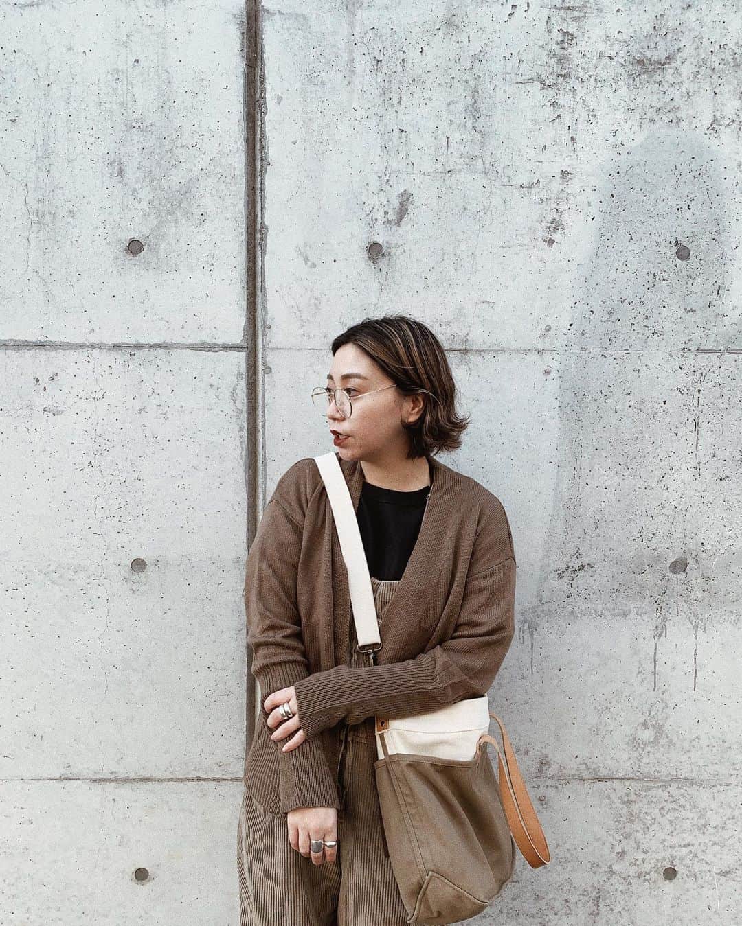 のインスタグラム：「秋〜🍠🐻🍁 古着のオーバーオールにカーデ。 @fifth_store  #ウエストマークニットカーディガン  この時期にぴったり！！ クーポンもあるみたい🤲🏼😫❤️ 知らない方も多いみたいなんだけど、10月15日からkidsラインも発売されてるの！！チェックしてみてね☺️ . . #fifth #fifthtl #フィフス #カーデコーデ #カーディガン #秋コーデ #ママコーデ #vintage #オーバーオール #cavezarosso #converse .」