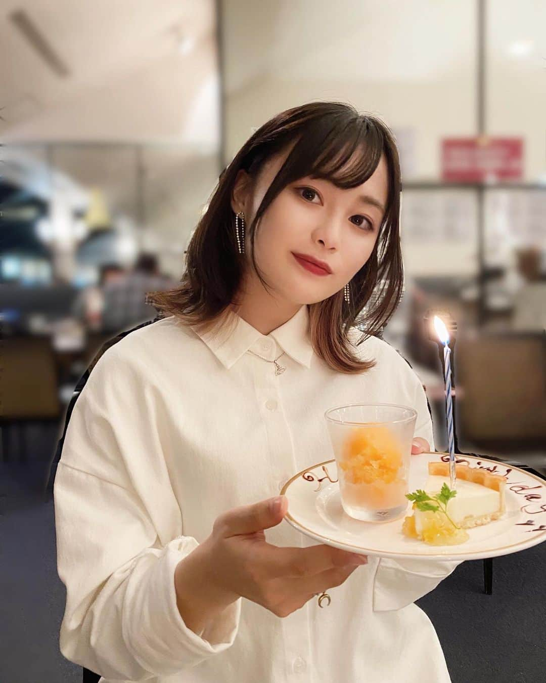 Luna.（ルナ）のインスタグラム：「先日、家族で。 誕生日が姉と同じ日なので、一緒に祝ってもらいました✌🏻 𝙏𝙝𝙖𝙣𝙠 𝙮𝙤𝙪 ~🤍」