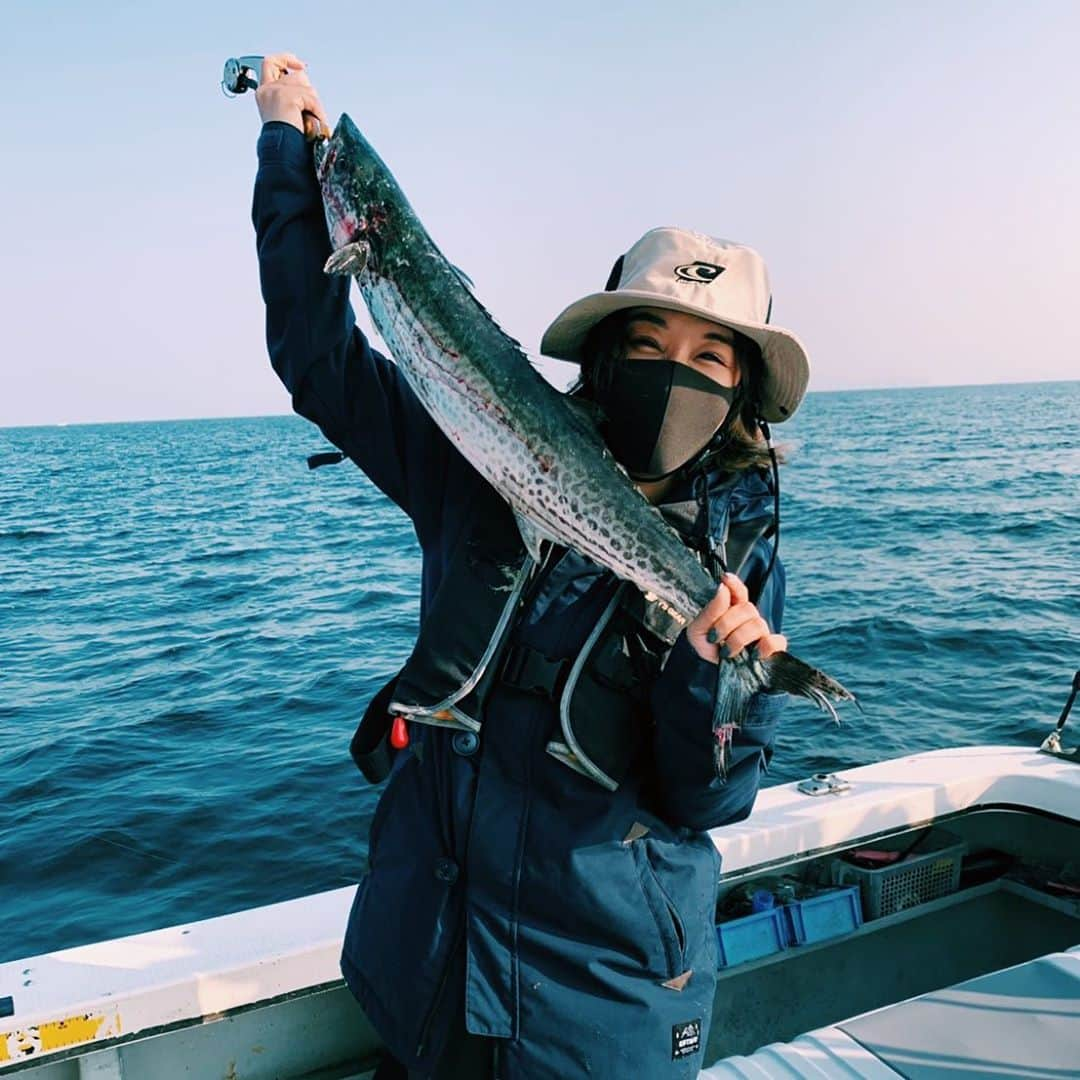 鈴木紗理奈さんのインスタグラム写真 - (鈴木紗理奈Instagram)「初海釣りさ、 10分で大きなさわら釣ったったー‼︎  リオトもわたしもいっぱい釣った。 釣りってこんなに面白くてアクティブなんて知らんかった‼︎ 大発見✨  #riototomama #遊漁船マーキュリー」10月29日 21時12分 - munehirovoice