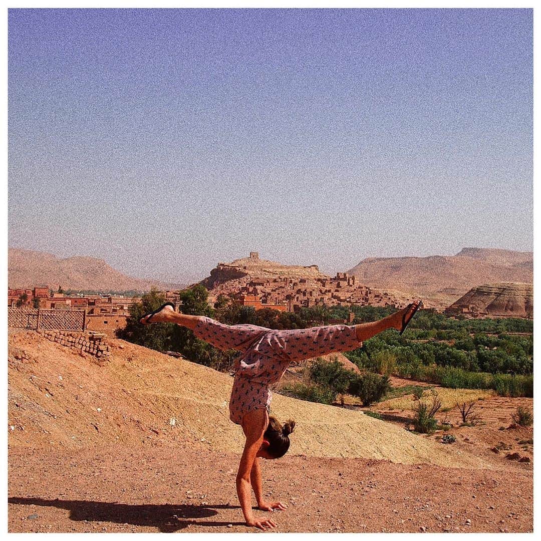 岡部紗季子さんのインスタグラム写真 - (岡部紗季子Instagram)「“🏜🌵🐪 #gymnastics #handstand #handstandsplit #movement #morocco #体操 #逆立ち #倒立 #ハンドスタンド #倒立女子 #🏜 #🌵 #🤸🏽‍♀️ . . . No,126 #逆立ち女子 . すごく不安定でも 大地を握りしめ 軸をもって立っていこう！生きていこう！」10月29日 21時16分 - sakiko_okabe516