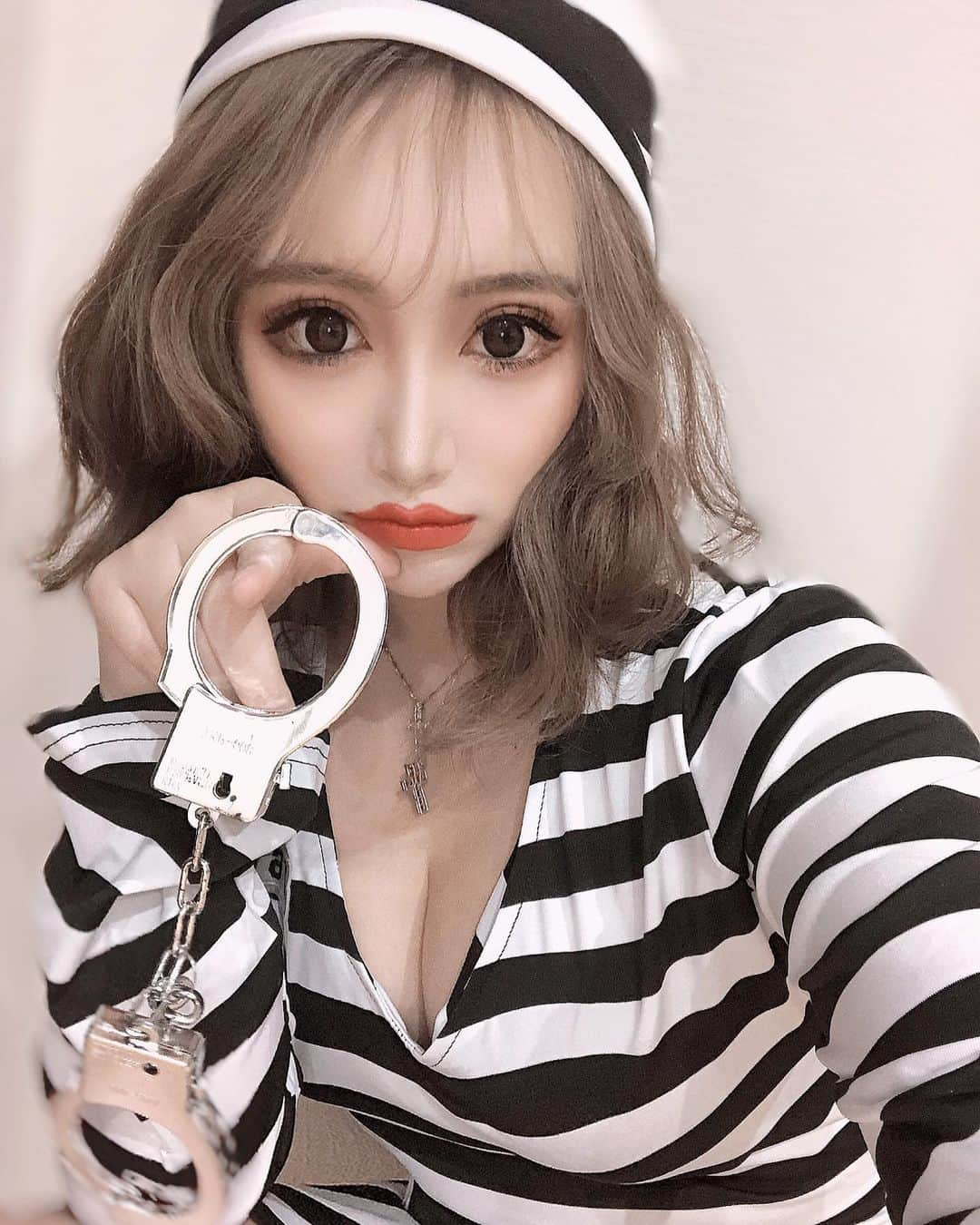 ちあきんぐさんのインスタグラム写真 - (ちあきんぐInstagram)「HH🎃🦓💰⛓🗝 バッサリ切ってイメチェンしました💇🏼‍♀️❤️ ・ ・ #許せサスケ　ポーズ #halloween#囚人コスプレ#囚人#コスプレ #レイヤーカット#イメチェン#ハロウィン」10月29日 21時17分 - chiaki_ing