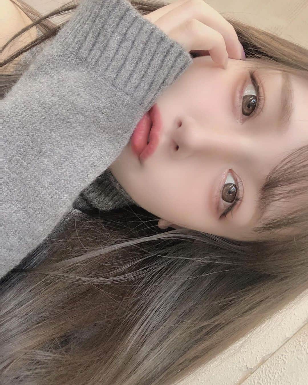 yuu__aaaのインスタグラム：「. 下から自撮り📷 . .  #make#メイク#カラコン#アイライン#リップ#アイシャドウ#メイクアップ #メイクポーチ #赤リップ#色素薄い系#makeup」