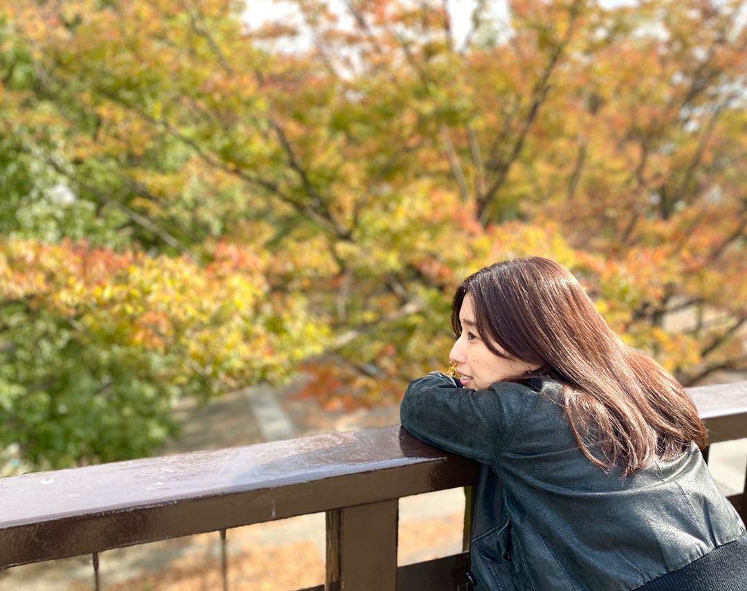 のインスタグラム：「秋😊新しい豊かさ。  #代々木公園 #yoyogipark #東京散歩 #紅葉 #澤真希 #女優 #昭和女優 #オトナ女子#japaneseactress  #actress #instajapanese #japanesegirl #ポートレート #ポートレート好きな人と繋がりたい #ポートレート写真 #ポートレート撮影 #portrate  #photography」