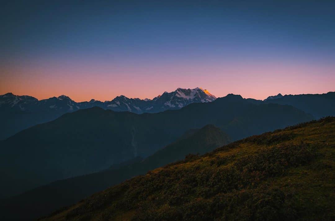 Abhinav Chandelさんのインスタグラム写真 - (Abhinav ChandelInstagram)「I decided to climb upto Chandrashila peak at 3 am, all by myself. . Now the previous evening as I made it to Chandrashila peak on 30th September, I didn’t have a single idea about how I’d end up going to Kedarnath for next few days.  But while catching sunset from the peak, I decided to give that idea a serious thought, but along with the Kedarnath idea, I heard someone saying that the best time to be at Chandrashila was at the sunrise.  Now I had all the plans of returning from Chandrashila, getting a nice rest, and probably leaving for Deoriatal next afternoon from Chopta. However, on my way back I decided to return for the sunrise.  So climbed down the mountain, got an early dinner, packed some food for the way, slept for 4-5 hours and then woke up at around 2:30 AM, with all the thoughts about how it wouldn’t be a good idea walking through the jungle at night, specially when there could be leopards or bear.  But then I knew I had to do this, so keeping my fear at bay, I left from my lodge in Chopta at around 3 AM, praying to all the gods I knew, using my phone’s torch wherever necessary, since it was a fairly moonlit night, and just enjoying the chill in the air.  It was definitely the most silent trek of my life, with no person in sight, only stars, and Himalayan peaks shining under moonlight for company, and a constantly decreasing fear as I made my way towards the peak.  Now I don’t know what had gotten into me, for I’d never climb the same mountain again, few hours later, walking alone through the night, when I could just sleep.  But I’m glad I did that, and eventually ended up catching the sunrise from Chandrashila.  It was spectacular nonetheless, but more importantly it gave me the necessary impetus for my upcoming adventures during the next few days, whether it was trekking to Kedarnath with around 26 Kgs of luggage, or making it to Kedartal despite not being at my fittest. . . . 1. First light of the day on Chaukhamba 2. A lonely trail, with moonlit Chaukhamba and Kedarnath peaks in distance 3. Moonset happening in the background 4. Walking into a deserted Tungnath, around 4:30-5 AM 5. Taking a break at Tungnath temple 6. Sunrise at Chandrashila」10月29日 21時18分 - abhiandnow
