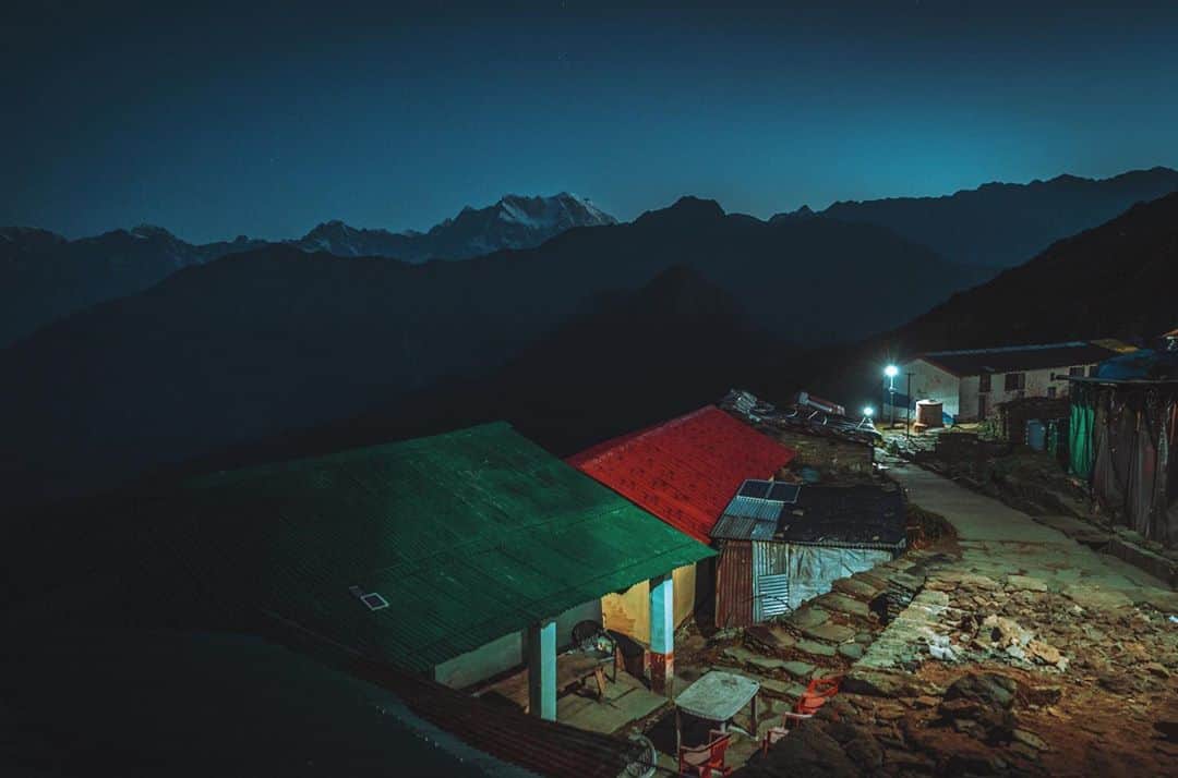 Abhinav Chandelさんのインスタグラム写真 - (Abhinav ChandelInstagram)「I decided to climb upto Chandrashila peak at 3 am, all by myself. . Now the previous evening as I made it to Chandrashila peak on 30th September, I didn’t have a single idea about how I’d end up going to Kedarnath for next few days.  But while catching sunset from the peak, I decided to give that idea a serious thought, but along with the Kedarnath idea, I heard someone saying that the best time to be at Chandrashila was at the sunrise.  Now I had all the plans of returning from Chandrashila, getting a nice rest, and probably leaving for Deoriatal next afternoon from Chopta. However, on my way back I decided to return for the sunrise.  So climbed down the mountain, got an early dinner, packed some food for the way, slept for 4-5 hours and then woke up at around 2:30 AM, with all the thoughts about how it wouldn’t be a good idea walking through the jungle at night, specially when there could be leopards or bear.  But then I knew I had to do this, so keeping my fear at bay, I left from my lodge in Chopta at around 3 AM, praying to all the gods I knew, using my phone’s torch wherever necessary, since it was a fairly moonlit night, and just enjoying the chill in the air.  It was definitely the most silent trek of my life, with no person in sight, only stars, and Himalayan peaks shining under moonlight for company, and a constantly decreasing fear as I made my way towards the peak.  Now I don’t know what had gotten into me, for I’d never climb the same mountain again, few hours later, walking alone through the night, when I could just sleep.  But I’m glad I did that, and eventually ended up catching the sunrise from Chandrashila.  It was spectacular nonetheless, but more importantly it gave me the necessary impetus for my upcoming adventures during the next few days, whether it was trekking to Kedarnath with around 26 Kgs of luggage, or making it to Kedartal despite not being at my fittest. . . . 1. First light of the day on Chaukhamba 2. A lonely trail, with moonlit Chaukhamba and Kedarnath peaks in distance 3. Moonset happening in the background 4. Walking into a deserted Tungnath, around 4:30-5 AM 5. Taking a break at Tungnath temple 6. Sunrise at Chandrashila」10月29日 21時18分 - abhiandnow