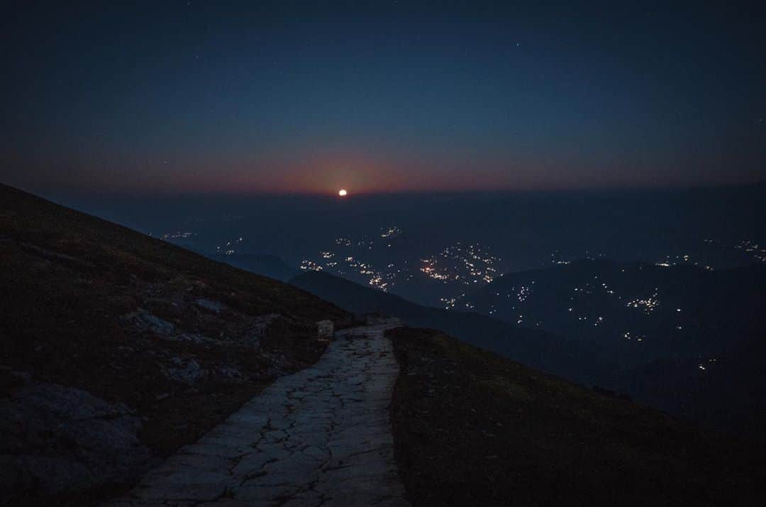 Abhinav Chandelさんのインスタグラム写真 - (Abhinav ChandelInstagram)「I decided to climb upto Chandrashila peak at 3 am, all by myself. . Now the previous evening as I made it to Chandrashila peak on 30th September, I didn’t have a single idea about how I’d end up going to Kedarnath for next few days.  But while catching sunset from the peak, I decided to give that idea a serious thought, but along with the Kedarnath idea, I heard someone saying that the best time to be at Chandrashila was at the sunrise.  Now I had all the plans of returning from Chandrashila, getting a nice rest, and probably leaving for Deoriatal next afternoon from Chopta. However, on my way back I decided to return for the sunrise.  So climbed down the mountain, got an early dinner, packed some food for the way, slept for 4-5 hours and then woke up at around 2:30 AM, with all the thoughts about how it wouldn’t be a good idea walking through the jungle at night, specially when there could be leopards or bear.  But then I knew I had to do this, so keeping my fear at bay, I left from my lodge in Chopta at around 3 AM, praying to all the gods I knew, using my phone’s torch wherever necessary, since it was a fairly moonlit night, and just enjoying the chill in the air.  It was definitely the most silent trek of my life, with no person in sight, only stars, and Himalayan peaks shining under moonlight for company, and a constantly decreasing fear as I made my way towards the peak.  Now I don’t know what had gotten into me, for I’d never climb the same mountain again, few hours later, walking alone through the night, when I could just sleep.  But I’m glad I did that, and eventually ended up catching the sunrise from Chandrashila.  It was spectacular nonetheless, but more importantly it gave me the necessary impetus for my upcoming adventures during the next few days, whether it was trekking to Kedarnath with around 26 Kgs of luggage, or making it to Kedartal despite not being at my fittest. . . . 1. First light of the day on Chaukhamba 2. A lonely trail, with moonlit Chaukhamba and Kedarnath peaks in distance 3. Moonset happening in the background 4. Walking into a deserted Tungnath, around 4:30-5 AM 5. Taking a break at Tungnath temple 6. Sunrise at Chandrashila」10月29日 21時18分 - abhiandnow