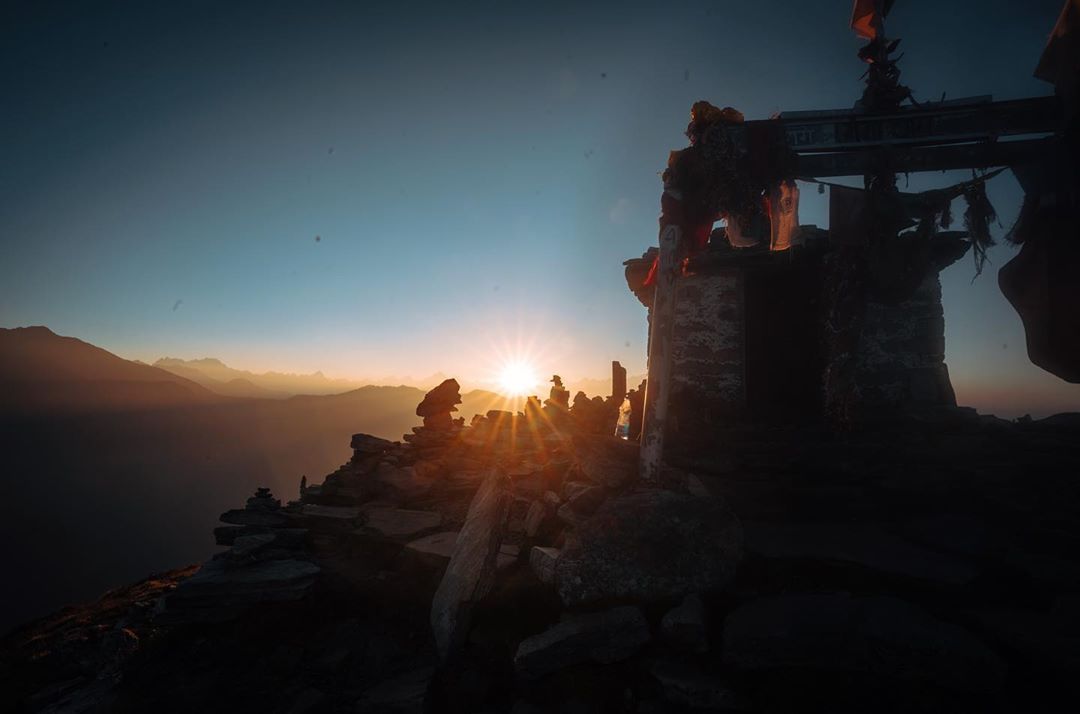 Abhinav Chandelさんのインスタグラム写真 - (Abhinav ChandelInstagram)「I decided to climb upto Chandrashila peak at 3 am, all by myself. . Now the previous evening as I made it to Chandrashila peak on 30th September, I didn’t have a single idea about how I’d end up going to Kedarnath for next few days.  But while catching sunset from the peak, I decided to give that idea a serious thought, but along with the Kedarnath idea, I heard someone saying that the best time to be at Chandrashila was at the sunrise.  Now I had all the plans of returning from Chandrashila, getting a nice rest, and probably leaving for Deoriatal next afternoon from Chopta. However, on my way back I decided to return for the sunrise.  So climbed down the mountain, got an early dinner, packed some food for the way, slept for 4-5 hours and then woke up at around 2:30 AM, with all the thoughts about how it wouldn’t be a good idea walking through the jungle at night, specially when there could be leopards or bear.  But then I knew I had to do this, so keeping my fear at bay, I left from my lodge in Chopta at around 3 AM, praying to all the gods I knew, using my phone’s torch wherever necessary, since it was a fairly moonlit night, and just enjoying the chill in the air.  It was definitely the most silent trek of my life, with no person in sight, only stars, and Himalayan peaks shining under moonlight for company, and a constantly decreasing fear as I made my way towards the peak.  Now I don’t know what had gotten into me, for I’d never climb the same mountain again, few hours later, walking alone through the night, when I could just sleep.  But I’m glad I did that, and eventually ended up catching the sunrise from Chandrashila.  It was spectacular nonetheless, but more importantly it gave me the necessary impetus for my upcoming adventures during the next few days, whether it was trekking to Kedarnath with around 26 Kgs of luggage, or making it to Kedartal despite not being at my fittest. . . . 1. First light of the day on Chaukhamba 2. A lonely trail, with moonlit Chaukhamba and Kedarnath peaks in distance 3. Moonset happening in the background 4. Walking into a deserted Tungnath, around 4:30-5 AM 5. Taking a break at Tungnath temple 6. Sunrise at Chandrashila」10月29日 21時18分 - abhiandnow