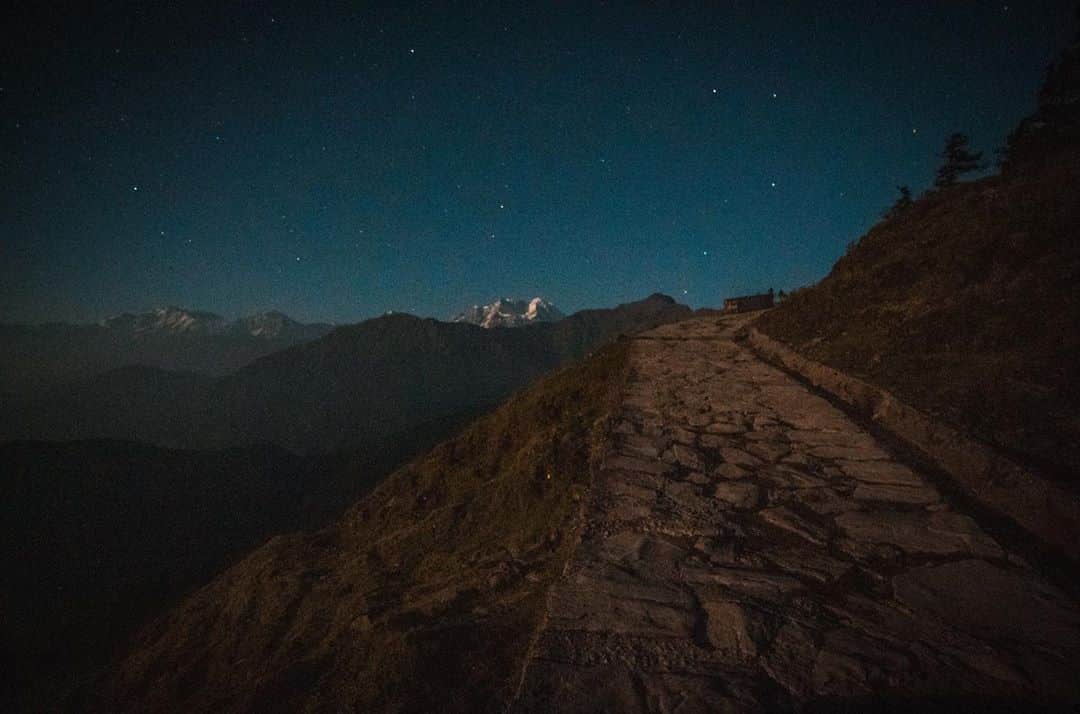 Abhinav Chandelさんのインスタグラム写真 - (Abhinav ChandelInstagram)「I decided to climb upto Chandrashila peak at 3 am, all by myself. . Now the previous evening as I made it to Chandrashila peak on 30th September, I didn’t have a single idea about how I’d end up going to Kedarnath for next few days.  But while catching sunset from the peak, I decided to give that idea a serious thought, but along with the Kedarnath idea, I heard someone saying that the best time to be at Chandrashila was at the sunrise.  Now I had all the plans of returning from Chandrashila, getting a nice rest, and probably leaving for Deoriatal next afternoon from Chopta. However, on my way back I decided to return for the sunrise.  So climbed down the mountain, got an early dinner, packed some food for the way, slept for 4-5 hours and then woke up at around 2:30 AM, with all the thoughts about how it wouldn’t be a good idea walking through the jungle at night, specially when there could be leopards or bear.  But then I knew I had to do this, so keeping my fear at bay, I left from my lodge in Chopta at around 3 AM, praying to all the gods I knew, using my phone’s torch wherever necessary, since it was a fairly moonlit night, and just enjoying the chill in the air.  It was definitely the most silent trek of my life, with no person in sight, only stars, and Himalayan peaks shining under moonlight for company, and a constantly decreasing fear as I made my way towards the peak.  Now I don’t know what had gotten into me, for I’d never climb the same mountain again, few hours later, walking alone through the night, when I could just sleep.  But I’m glad I did that, and eventually ended up catching the sunrise from Chandrashila.  It was spectacular nonetheless, but more importantly it gave me the necessary impetus for my upcoming adventures during the next few days, whether it was trekking to Kedarnath with around 26 Kgs of luggage, or making it to Kedartal despite not being at my fittest. . . . 1. First light of the day on Chaukhamba 2. A lonely trail, with moonlit Chaukhamba and Kedarnath peaks in distance 3. Moonset happening in the background 4. Walking into a deserted Tungnath, around 4:30-5 AM 5. Taking a break at Tungnath temple 6. Sunrise at Chandrashila」10月29日 21時18分 - abhiandnow