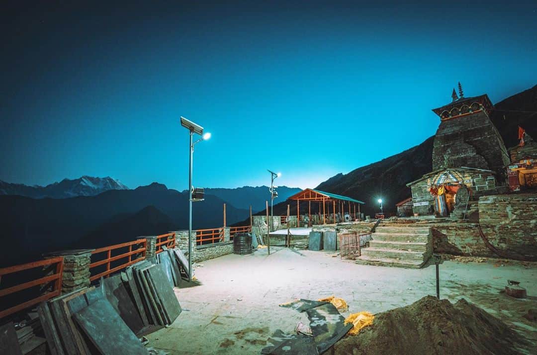 Abhinav Chandelさんのインスタグラム写真 - (Abhinav ChandelInstagram)「I decided to climb upto Chandrashila peak at 3 am, all by myself. . Now the previous evening as I made it to Chandrashila peak on 30th September, I didn’t have a single idea about how I’d end up going to Kedarnath for next few days.  But while catching sunset from the peak, I decided to give that idea a serious thought, but along with the Kedarnath idea, I heard someone saying that the best time to be at Chandrashila was at the sunrise.  Now I had all the plans of returning from Chandrashila, getting a nice rest, and probably leaving for Deoriatal next afternoon from Chopta. However, on my way back I decided to return for the sunrise.  So climbed down the mountain, got an early dinner, packed some food for the way, slept for 4-5 hours and then woke up at around 2:30 AM, with all the thoughts about how it wouldn’t be a good idea walking through the jungle at night, specially when there could be leopards or bear.  But then I knew I had to do this, so keeping my fear at bay, I left from my lodge in Chopta at around 3 AM, praying to all the gods I knew, using my phone’s torch wherever necessary, since it was a fairly moonlit night, and just enjoying the chill in the air.  It was definitely the most silent trek of my life, with no person in sight, only stars, and Himalayan peaks shining under moonlight for company, and a constantly decreasing fear as I made my way towards the peak.  Now I don’t know what had gotten into me, for I’d never climb the same mountain again, few hours later, walking alone through the night, when I could just sleep.  But I’m glad I did that, and eventually ended up catching the sunrise from Chandrashila.  It was spectacular nonetheless, but more importantly it gave me the necessary impetus for my upcoming adventures during the next few days, whether it was trekking to Kedarnath with around 26 Kgs of luggage, or making it to Kedartal despite not being at my fittest. . . . 1. First light of the day on Chaukhamba 2. A lonely trail, with moonlit Chaukhamba and Kedarnath peaks in distance 3. Moonset happening in the background 4. Walking into a deserted Tungnath, around 4:30-5 AM 5. Taking a break at Tungnath temple 6. Sunrise at Chandrashila」10月29日 21時18分 - abhiandnow