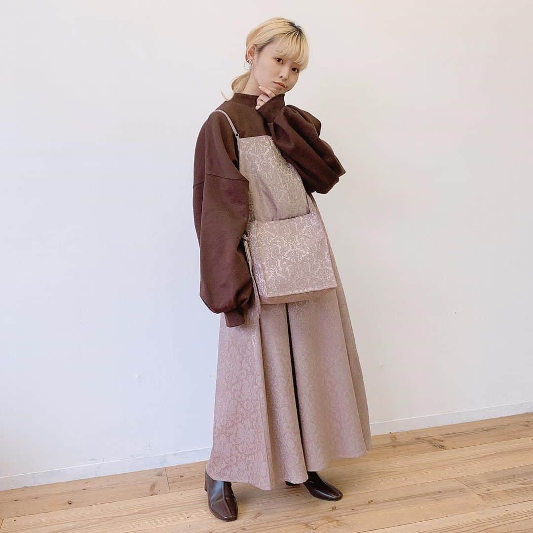 Vannie Officialのインスタグラム：「⠀  【VANNIE U 　ジャガードキャミワンピース 】3,900+tax ⠀  《styling》 ツヤ感のある織り模様が今の気分にマッチ♪ロング丈のキャミワンピース登場！ 合わせるインナーで雰囲気の変化を楽しめます◎ シンプルなインナー合わせや、ニットカーデを羽織ったり、、♡ ニットプルオーバーを重ねたレイヤードコーデもオススメ♪  ⠀ 《detail》 ゆとりのある身幅で厚手のニットも難なく着こめます♪ 肩紐で長さ調節が可能なので自分にぴったりな着丈に調節して頂けます◎ 深めのVネックで顔周りがすっきりとした印象に♪ 前後2WAYで着るのもオススメです。 ⠀  《fabric》  光沢のあるジャガード織りの生地使用 ⠀ ⠀ ⠀ #vannie_u#ヴァニーユー #ZOZOでしか買えない⠀⠀ お問い合わせはDMまでご連絡ください‪‪☺︎‬」