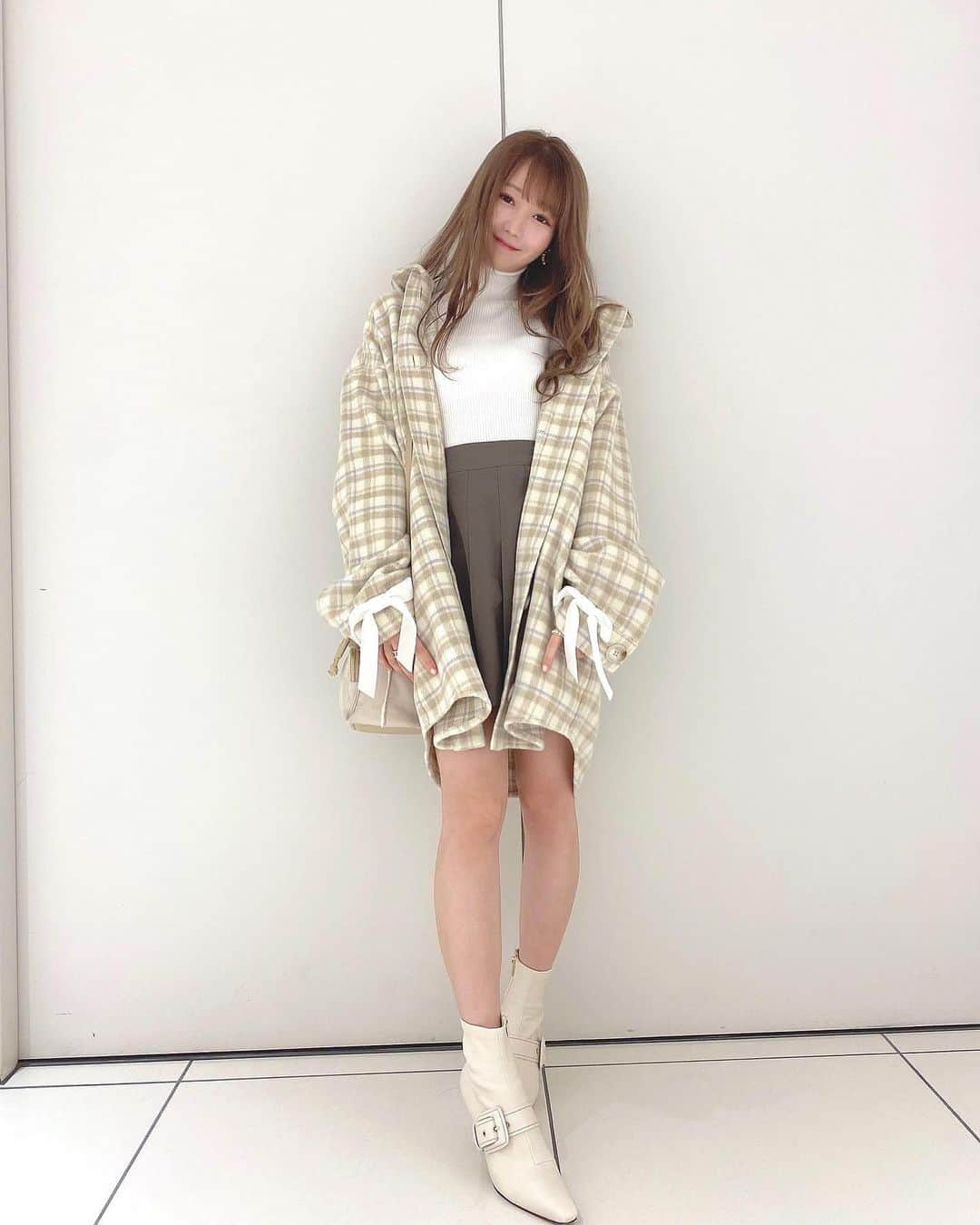 大谷映美里さんのインスタグラム写真 - (大谷映美里Instagram)「🐶 ㅤㅤㅤㅤㅤㅤㅤㅤㅤㅤㅤㅤㅤ お洋服も顔まわりもふわふわ〜🤍 ㅤㅤㅤㅤㅤㅤㅤㅤㅤㅤㅤㅤㅤ #ハニーシナモン さんコラボアイテムふたつめ☕️ ほわほわっとした生地のチェックジャケット☁️ ㅤㅤㅤㅤㅤㅤㅤㅤㅤㅤㅤㅤㅤ ボタンをひとつ開けて肩を落としてゆるっと着るのもいいし、 ボタン全部開けてアウターにしても可愛いし、 コラボパーカーに合わせても相性◎だったよ🐒💞 ㅤㅤㅤㅤㅤㅤㅤㅤㅤㅤㅤㅤㅤ ブラウンは自分で写真撮れてないんだけど、 よりカジュアルで着やすくなるかな🍫🤎男性にもおすすめ‼︎ ㅤㅤㅤㅤㅤㅤㅤㅤㅤㅤㅤㅤㅤ リボンはクリップで取り外しできるので、 ガーリーにもカジュアルにも着ていただけます🎀 リボンも生地に合うカラーを自分で選ばせていただいたよ♡ 最高の組み合わせカラーだと思います👼🏻 ㅤㅤㅤㅤㅤㅤㅤㅤㅤㅤㅤㅤㅤ 大きめサイズなので女の子は1枚でワンピ風に着たらめちゃくちゃ可愛いし、男の人もしっかり羽織れるよ✨ あとね、左胸と左右にポケットがあるから便利なんだ！ ㅤㅤㅤㅤㅤㅤㅤㅤㅤㅤㅤㅤㅤ 最初に提出したデザイン通りに作っていただいて 本当に可愛いしすごい…🤤☁️ 1枚で着られるのがやっぱり楽でスキだからこの形になったよ🐾 色んな着方が楽しめるこのチェックジャケットも、 よろしくお願いします‼︎ #honeycinnamon」10月29日 21時19分 - otani_emiri