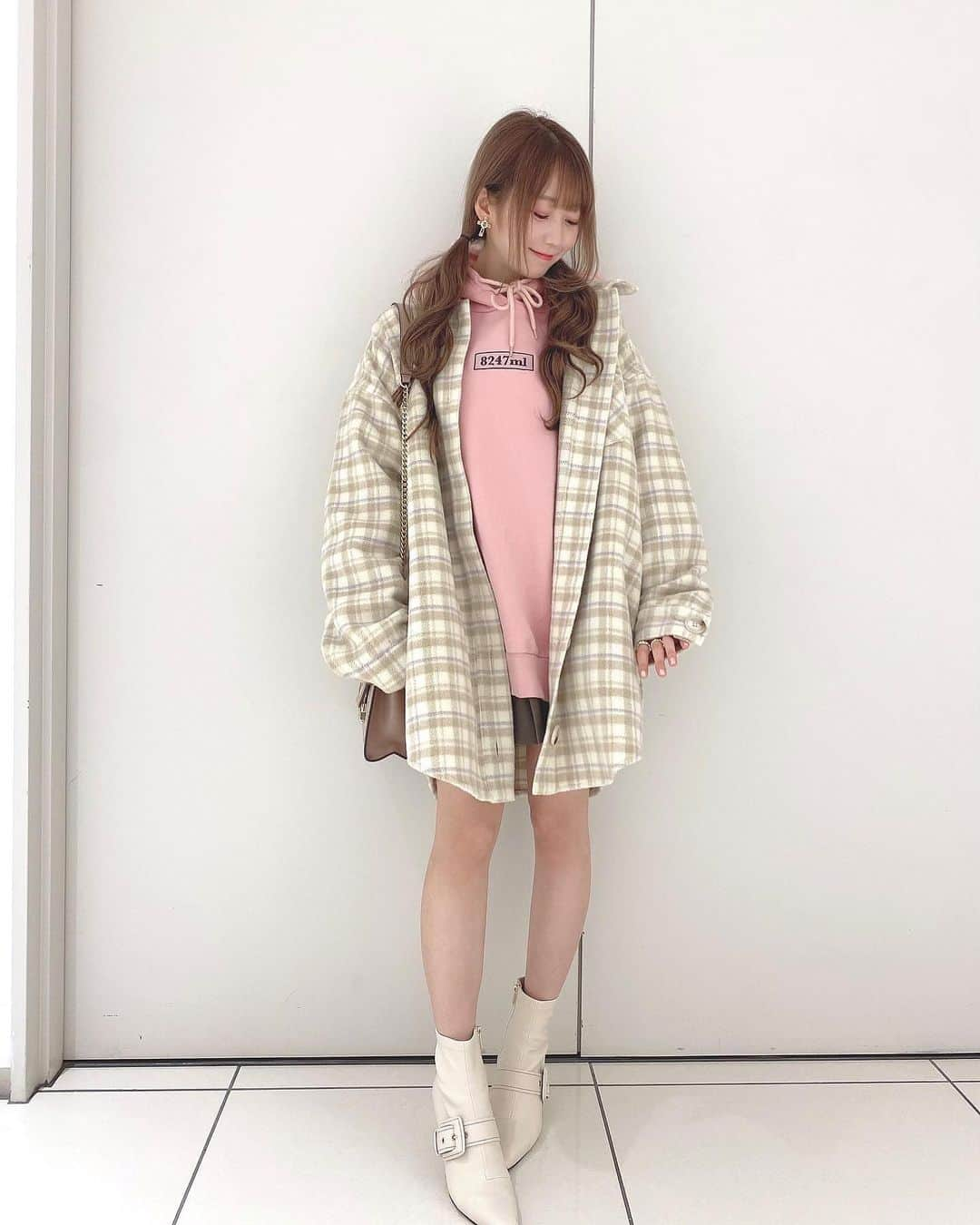 大谷映美里さんのインスタグラム写真 - (大谷映美里Instagram)「🐶 ㅤㅤㅤㅤㅤㅤㅤㅤㅤㅤㅤㅤㅤ お洋服も顔まわりもふわふわ〜🤍 ㅤㅤㅤㅤㅤㅤㅤㅤㅤㅤㅤㅤㅤ #ハニーシナモン さんコラボアイテムふたつめ☕️ ほわほわっとした生地のチェックジャケット☁️ ㅤㅤㅤㅤㅤㅤㅤㅤㅤㅤㅤㅤㅤ ボタンをひとつ開けて肩を落としてゆるっと着るのもいいし、 ボタン全部開けてアウターにしても可愛いし、 コラボパーカーに合わせても相性◎だったよ🐒💞 ㅤㅤㅤㅤㅤㅤㅤㅤㅤㅤㅤㅤㅤ ブラウンは自分で写真撮れてないんだけど、 よりカジュアルで着やすくなるかな🍫🤎男性にもおすすめ‼︎ ㅤㅤㅤㅤㅤㅤㅤㅤㅤㅤㅤㅤㅤ リボンはクリップで取り外しできるので、 ガーリーにもカジュアルにも着ていただけます🎀 リボンも生地に合うカラーを自分で選ばせていただいたよ♡ 最高の組み合わせカラーだと思います👼🏻 ㅤㅤㅤㅤㅤㅤㅤㅤㅤㅤㅤㅤㅤ 大きめサイズなので女の子は1枚でワンピ風に着たらめちゃくちゃ可愛いし、男の人もしっかり羽織れるよ✨ あとね、左胸と左右にポケットがあるから便利なんだ！ ㅤㅤㅤㅤㅤㅤㅤㅤㅤㅤㅤㅤㅤ 最初に提出したデザイン通りに作っていただいて 本当に可愛いしすごい…🤤☁️ 1枚で着られるのがやっぱり楽でスキだからこの形になったよ🐾 色んな着方が楽しめるこのチェックジャケットも、 よろしくお願いします‼︎ #honeycinnamon」10月29日 21時19分 - otani_emiri