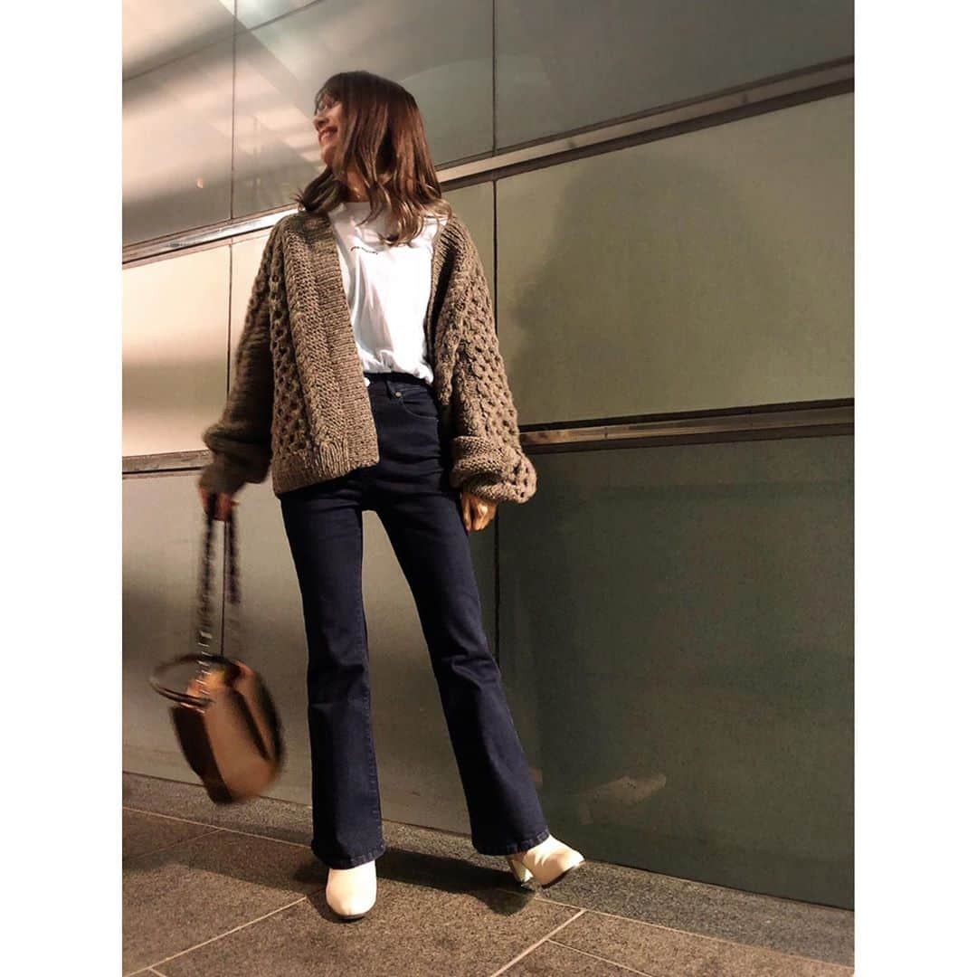 後藤真希さんのインスタグラム写真 - (後藤真希Instagram)「今日の私服。 メイクはNewアイテムでまとめてみたよ♡  #jeanasis  #eL #tightflareデニムパンツ #スタイルアップに効果的！ #shuuemura×ワンピース #可愛いコスメ達♡ #イエローのアイシャドウにハマりつつある #明日ゴマキのギルドで生配信やるよ #見にきてね #スペシャルオンラインイベント #チケット販売中です #プロフィールに購入サイトあるのでチェックしてね」10月29日 21時28分 - goto_maki923