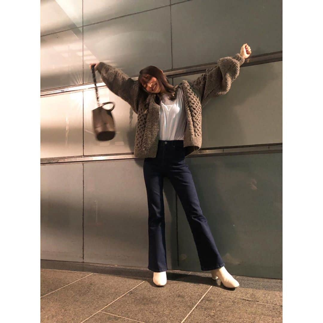 後藤真希さんのインスタグラム写真 - (後藤真希Instagram)「今日の私服。 メイクはNewアイテムでまとめてみたよ♡  #jeanasis  #eL #tightflareデニムパンツ #スタイルアップに効果的！ #shuuemura×ワンピース #可愛いコスメ達♡ #イエローのアイシャドウにハマりつつある #明日ゴマキのギルドで生配信やるよ #見にきてね #スペシャルオンラインイベント #チケット販売中です #プロフィールに購入サイトあるのでチェックしてね」10月29日 21時28分 - goto_maki923