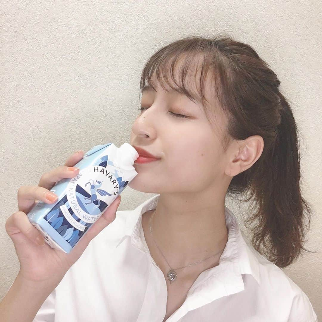 佐藤華純さんのインスタグラム写真 - (佐藤華純Instagram)「.  【 #紙パックウォーター 】  ハーバリーズ様( @havarys_official )から紙パックのミネラルウォーターをいただきました🌿  プラスチックによる環境汚染が問題視されている中、紙パックのミネラルウォーターが登場しました！  そして、この商品が1つ購入されるごとに、世界自然保護基金に1円寄付されるんです！  地球に良いことずくし🌏♡  パッケージも清潔感があって、コンパクトなので持ち運びにも良いですね〜💡  #ミスキャンパス立命館2020 #MCR2020  #立命館 #立命館大学 #京都 #女子大生  #ミスキャン #ミスコン #ファイナリスト  #ハバリーズ  #havarys #紙パックミネラルウォーター #ミネラルウォーター #サステナブル #SDGs #脱プラ #PR」10月29日 21時21分 - mcr2020_02sk