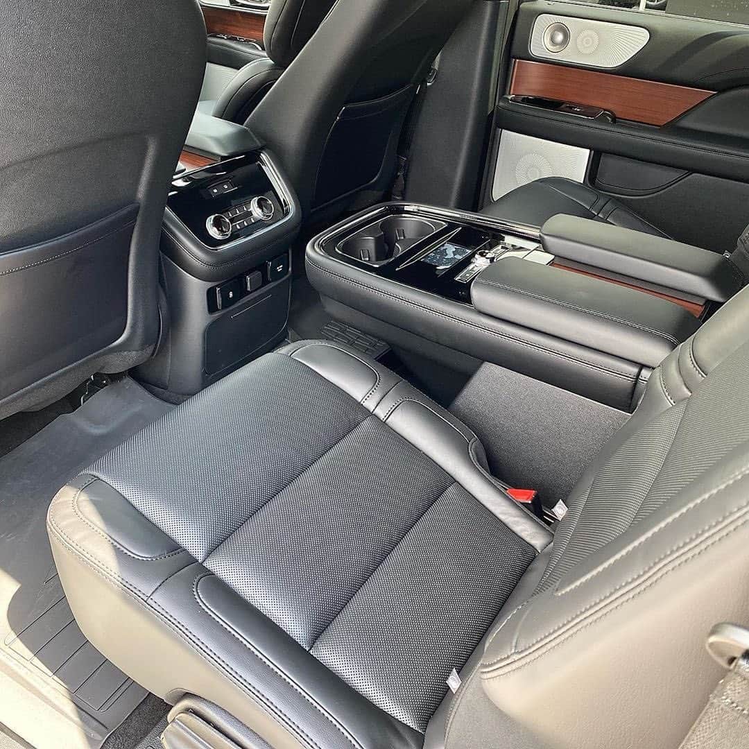 CarsWithoutLimitsさんのインスタグラム写真 - (CarsWithoutLimitsInstagram)「Now In Stock #Toronto @YongeSteelesFordLincoln a Brand New #2020 #Lincoln #Navigator #Reserve Long #MonoChromatic & #Luxury Package #208A. Come view it now #GTA at 7120 #YongeStreet, #Thornhill, #ON 🇨🇦. We have Navigator, #Aviator, #Nautilus and #Corsair models in Inventory. Save $5,500 now shop our store or 💻 www.YSFL.ca .」10月29日 21時23分 - carswithoutlimits