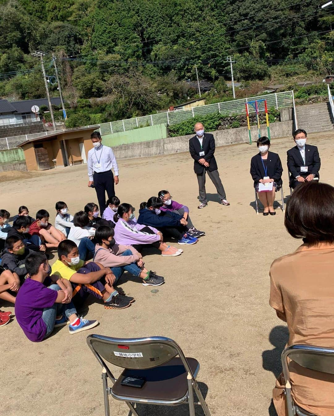 巻誠一郎さんのインスタグラム写真 - (巻誠一郎Instagram)「球磨村　一勝地小学校へ  この小学校は、学校が被災した渡小学校の子供たちも間借りして授業してる学校です。  今回は一勝地小学校と渡小学校の子供たちへ株式会社えがおさんと共にお邪魔しました。  えがおさん @egao_official からは紙芝居を寄贈され、 僕は @sk23.10  香川真司選手からのサッカーボールと株式会社石澤研究所様からの除菌ジェルを代理で寄贈させていただきました！  避難所にいた子も何人かいたり久々に再会して嬉しかったな！  また今度は今日渡したボールでサッカーしに行かなきゃ！  その後は隣の球磨中学校へもボールと除菌ジェルをお渡ししてきましたよ！  #えがお #香川真司 #石澤研究所 #紙芝居 #サッカーボール #除菌ジェル #一勝地小学校 #渡小学校 #球磨中学校 #巻誠一郎」10月29日 21時23分 - makiseiichiro9