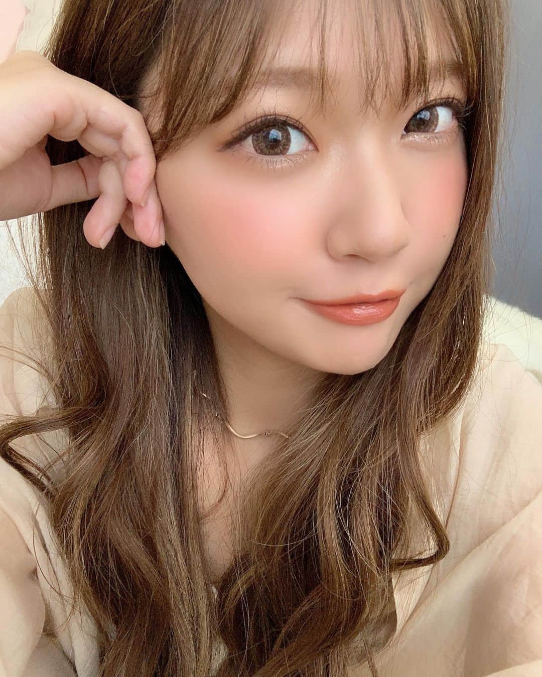 いっちゃん/嶋津 いつみのインスタグラム：「. . 今日も盛りだくさんに 忙しかったから 職場の冷蔵庫にあったスイーツを 食べてしまった…🙄💨💨💨 . . . . 最近、お弁当を サラダと豆腐と納豆にしてるのに 全然意味ない👻 . . . . 明日は誘惑に負けない。 . . . まだ抹茶パフェとシフォンケーキあったけど…😭💦 . . . . .  #関西  #関西サロモ  #サロンモデル #サロモ #いっちゃん  #フリーモデル #関西モデル  #あざといっちゃん #かわいっちゃん #いっちゃんコーデ #ブライダルモデル #アレンジモデル #ヘアカラー  #ヘアアレンジ #くしゃ顔」