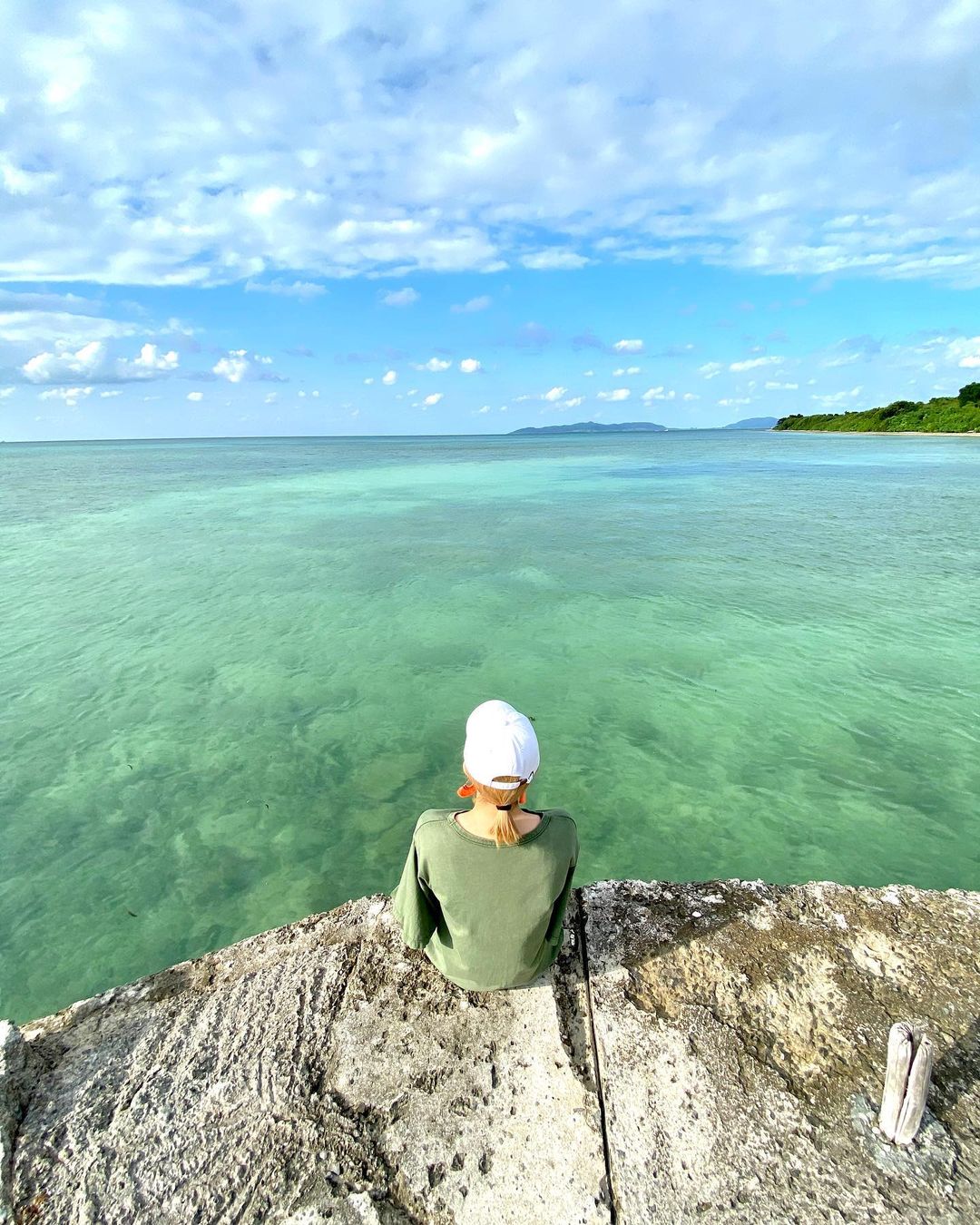 のインスタグラム：「Celebrating Life !  My wife’s birthday trip ! Ishigaki Island !   20年以上ぶりの石垣島！一言で表すなら素晴らしい島でした！天気にも恵まれ完全マインドがリフレッシュされた！しかもGo to Travelでかなり得だった！  夜は石垣島に有るレゲエバー　@bar_cocosone に初めて行ったらオーナーのチビ君にガイドされ東京から来たオモロイカップルと @santora_ishigakijima に！ 初対面とは思えないノリで何時間も飲んで遊んだ！チビ君& @nekoze_beats 楽しい夜をありがとう😊　  皆さん！石垣島行った時は是非寄ってみて！　  Give Thanks for Life ! Life is a blessing !   #ishigakiisland #石垣島 #okinawajapan #竹富島 #enjoylifewhileyoucan」