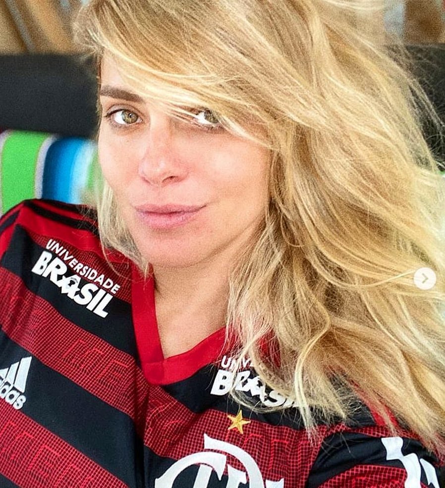のインスタグラム：「ontem foi dia do flamenguista... então, bora comemorar com esse #tbt temático vestindo o manto sagrado... viva noixxx!!!! ❤️🖤」