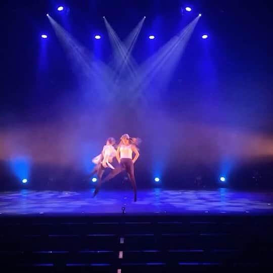 池田美佳のインスタグラム：「本日から配信 VIRTUAL PLEMIUM SHOW TIME Vol.2﻿  主催のKen(Z) @ken_z_dance さんと 昨年の舞台 @nekturez にて☺︎   #ダンス動画 #舞台 #contemporarydance  #mikadancemovie」