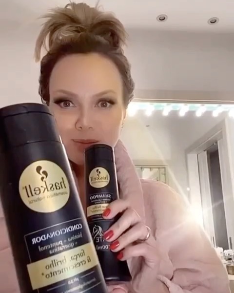 Eliana Michaelichin Bezerraのインスタグラム：「Nada melhor do que começar o dia cuidando da gente, não é? 🥰  E quando eu sinto que meus cabelos estão precisando de um cuidado especial eu uso a linha Cavalo Forte, da @haskelloficial! Meu cabelo fica super forte, macio e hidratado, e com um cheirinho maravilhoso que dura o dia todo!  Sem falar no finalizador, que é muito prático e além de hidratar tem proteção térmica, protegendo os nossos cabelos do calor da chapinha e do secador.  Um autocuidado que eu amo e não abro mão 💞 #meuhaskell #ad」