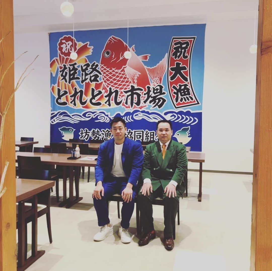 駒場孝のインスタグラム：「VS嵐ありがとうございました！ 今回は嵐さんチームに入らせてもらえて、さらに嵐さん漫才もさせてもらいまして光栄でした！ あと、今までクリフクライムを漫才衣装で登った人いないと思うので誇りに思いたいと思います！」